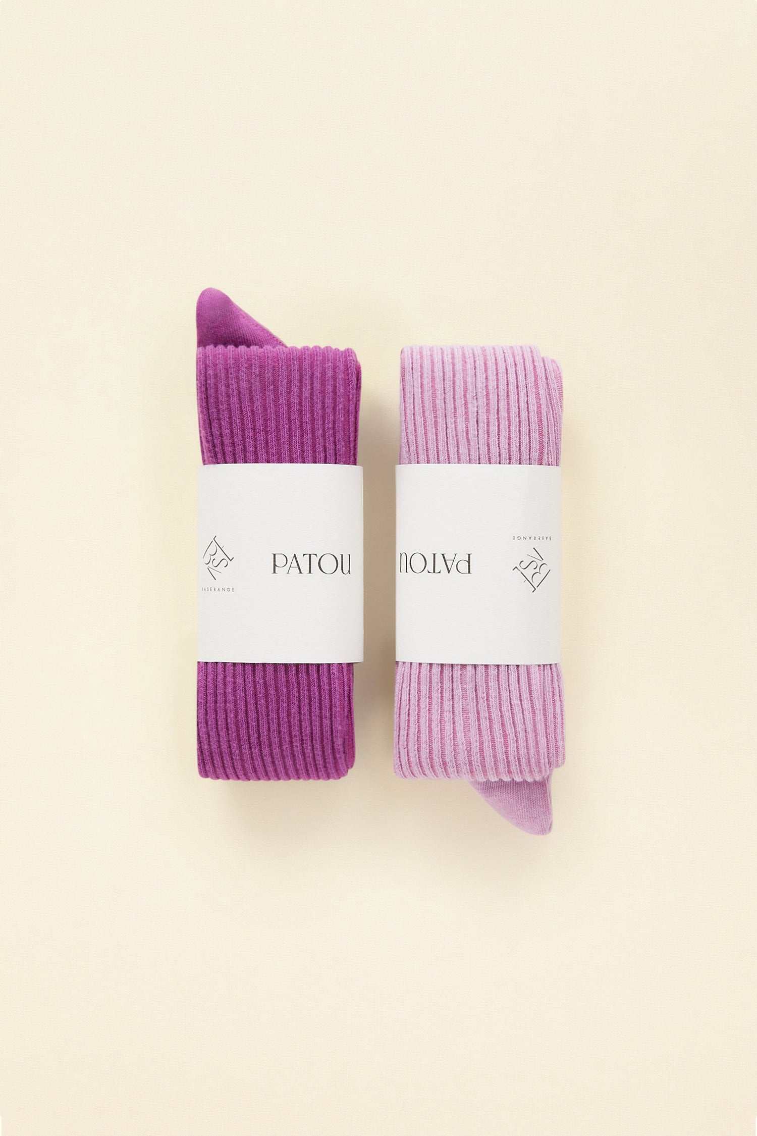 Patou - Set di due paia di calze in cotone bio - Lavender - In versione arcobaleno, la calza lunga diventa il must dell’accessorio.Set di due paia di calze in cotone bio create da Baserange in esclusiva per Patou. Modello lungo sopra il ginocchio. Due varianti bicolori con punta a contrasto.