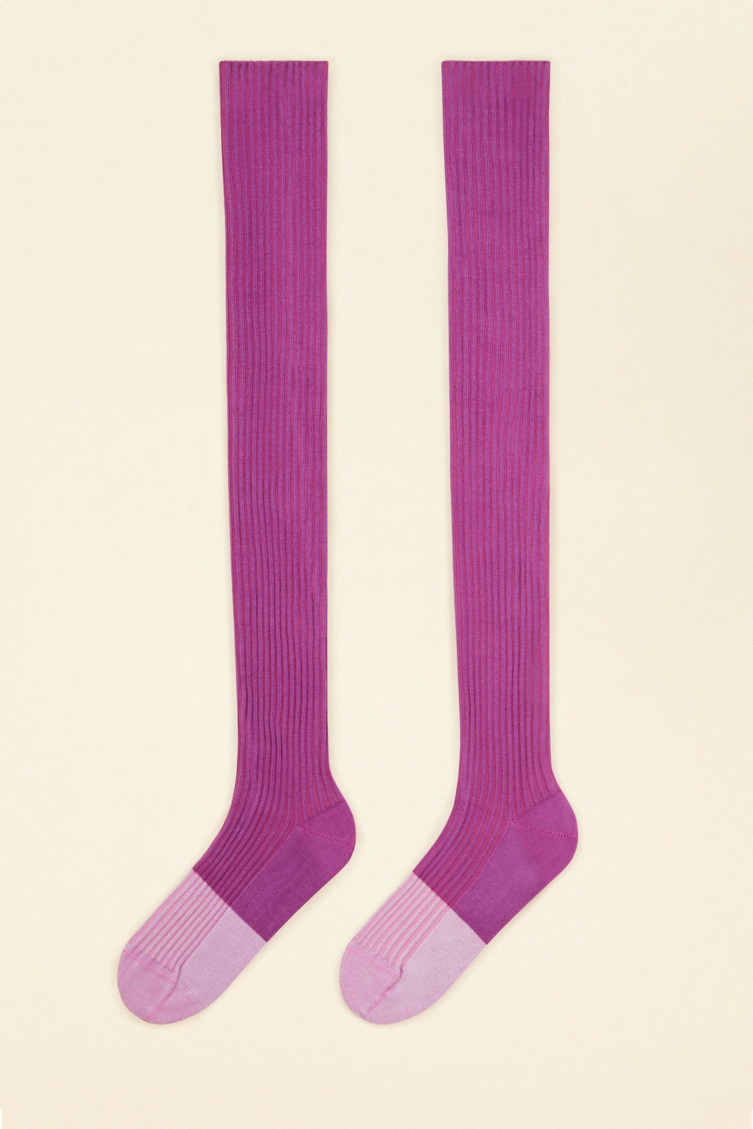 Patou - Set di due paia di calze in cotone bio - Lavender - In versione arcobaleno, la calza lunga diventa il must dell’accessorio.Set di due paia di calze in cotone bio create da Baserange in esclusiva per Patou. Modello lungo sopra il ginocchio. Due varianti bicolori con punta a contrasto.
