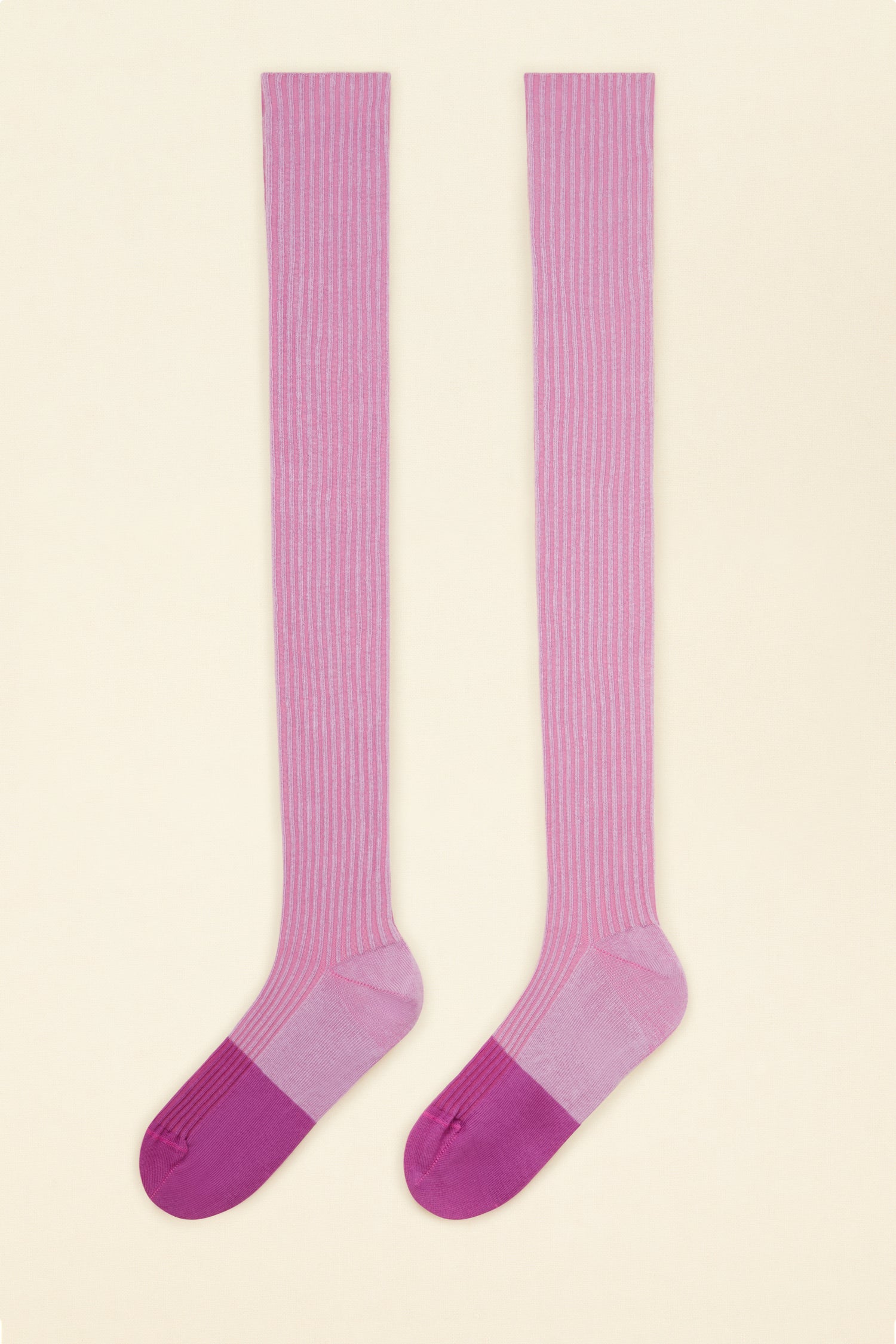 Patou - Set di due paia di calze in cotone bio - Lavender - In versione arcobaleno, la calza lunga diventa il must dell’accessorio.Set di due paia di calze in cotone bio create da Baserange in esclusiva per Patou. Modello lungo sopra il ginocchio. Due varianti bicolori con punta a contrasto.