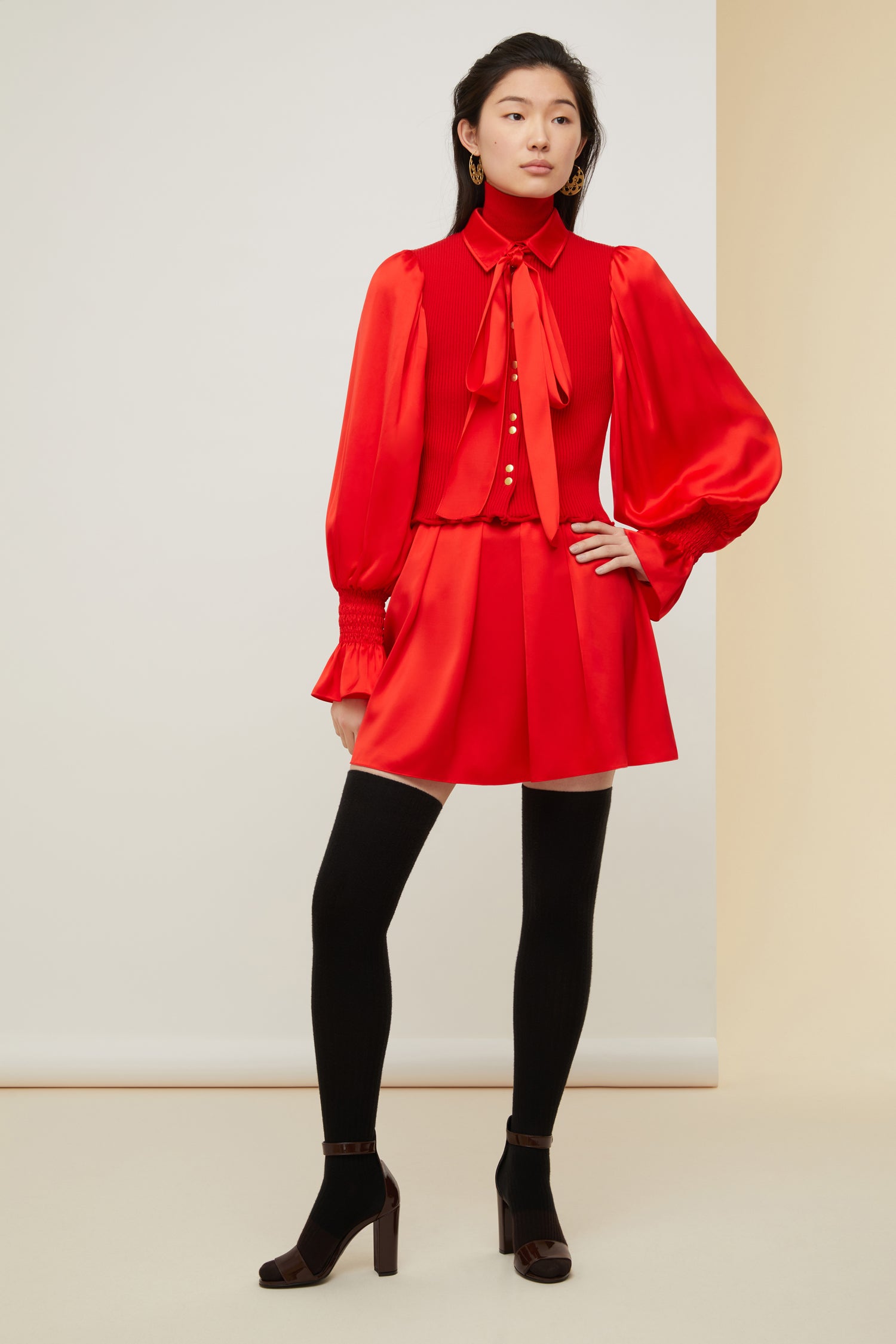 Patou - Blusa in lana e raso con maniche a sbuffo - Poppy - Lana e raso, un gioco di texture dall’anima couture.Blusa in lana e raso rosso papavero. Fiocco in raso in stile lavallière al collo. Corpetto in lana a costine con bottoni oro. Maniche fluide in raso; polsini elasticizzati con dettaglio a nido d'ape.