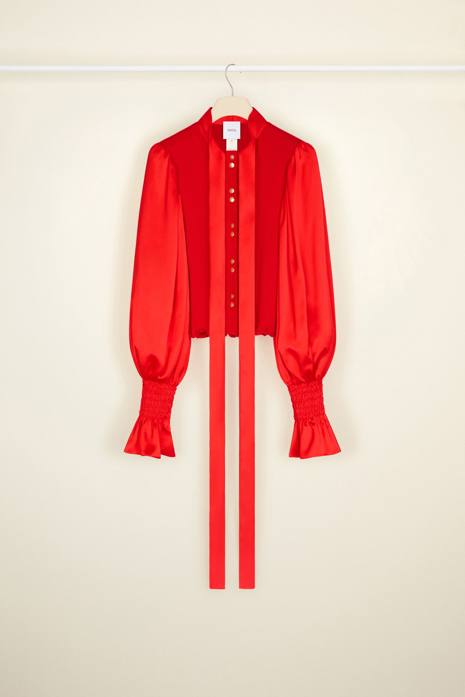 Patou - Blusa in lana e raso con maniche a sbuffo - Poppy - Lana e raso, un gioco di texture dall’anima couture.Blusa in lana e raso rosso papavero. Fiocco in raso in stile lavallière al collo. Corpetto in lana a costine con bottoni oro. Maniche fluide in raso; polsini elasticizzati con dettaglio a nido d'ape.