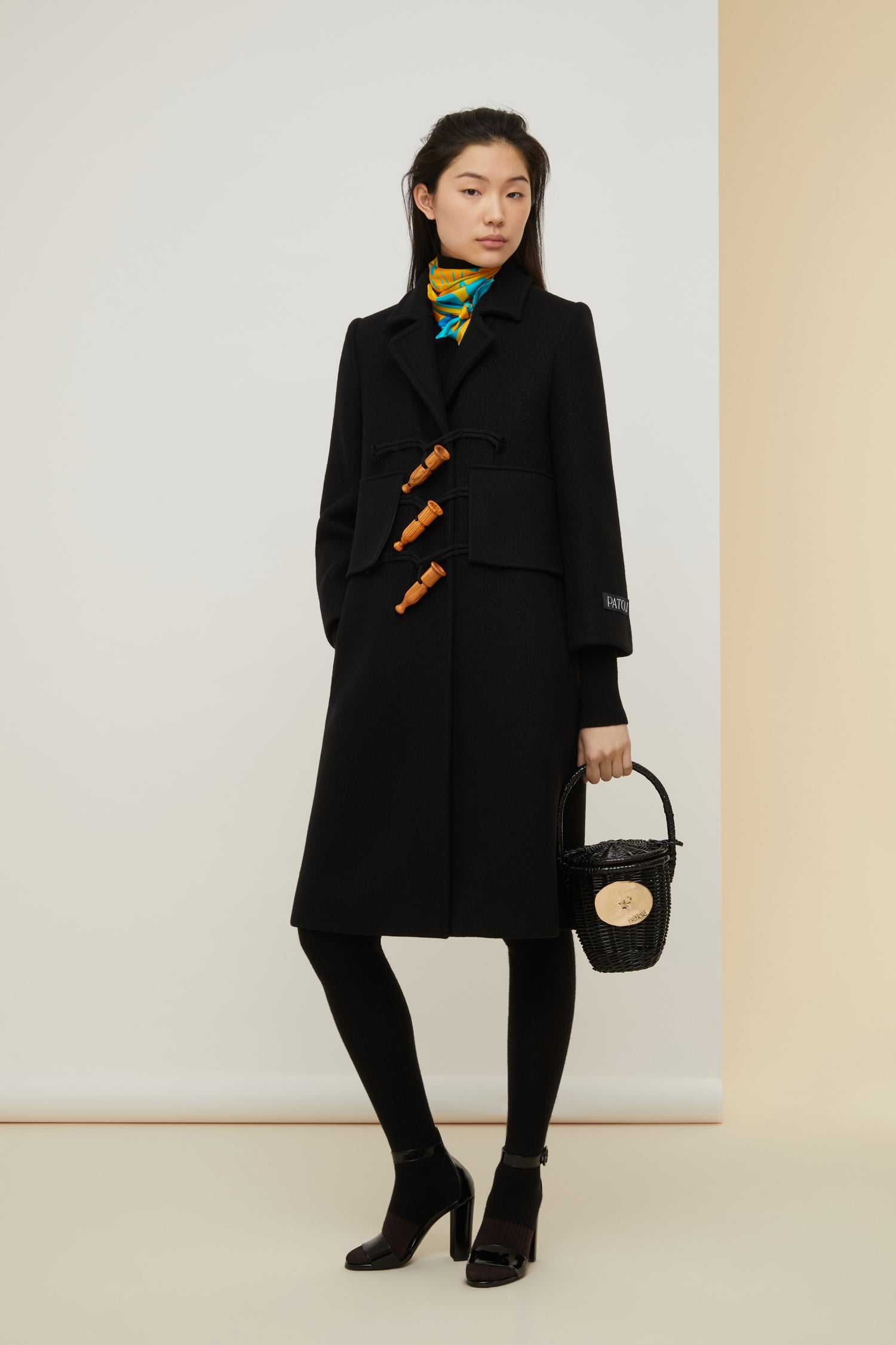 Patou - Cappotto appeau in lana e cachemire riciclati - Black - Il dettaglio melodico che trasforma un grande classico.Cappotto in misto lana e cachemire nero. Silhouette lunga e leggermente svasata. Chiusura con bottoni in legno ispirati ai tradizionali richiami per uccelli ; bottoni a pressione nascosti. Due finte tasche con tappa; due tasche ai lati. Etichetta ricamata con logo Patou sulla manica sinistra.