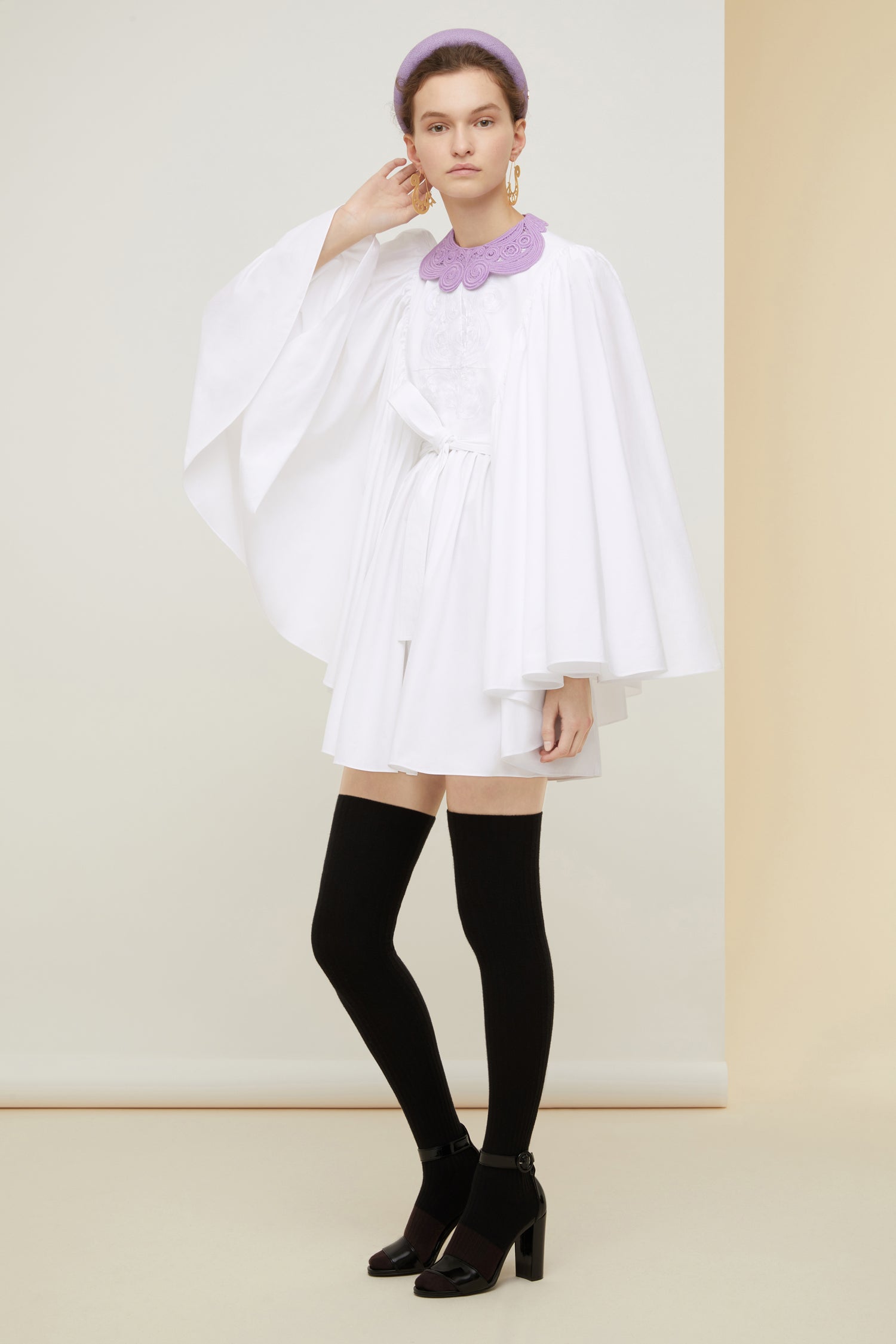Patou - Minikleid aus Bio-Popeline mit kreisrund geschnittenen Ärmeln - White - Ein Karussell aus Stickereien und Blumenmustern. Minikleid aus weißem Bio-Popeline. Die kreisrund geschnittenen Ärmel sind an einem bestickten Plastron befestigt; das farblich abgestimmte Blumendesign ist vom charakteristischen Fantasia Botanica-Print inspiriert. Reißverschluss hinten. Taillengürtel. Kreisrund geschnittener Minirock.