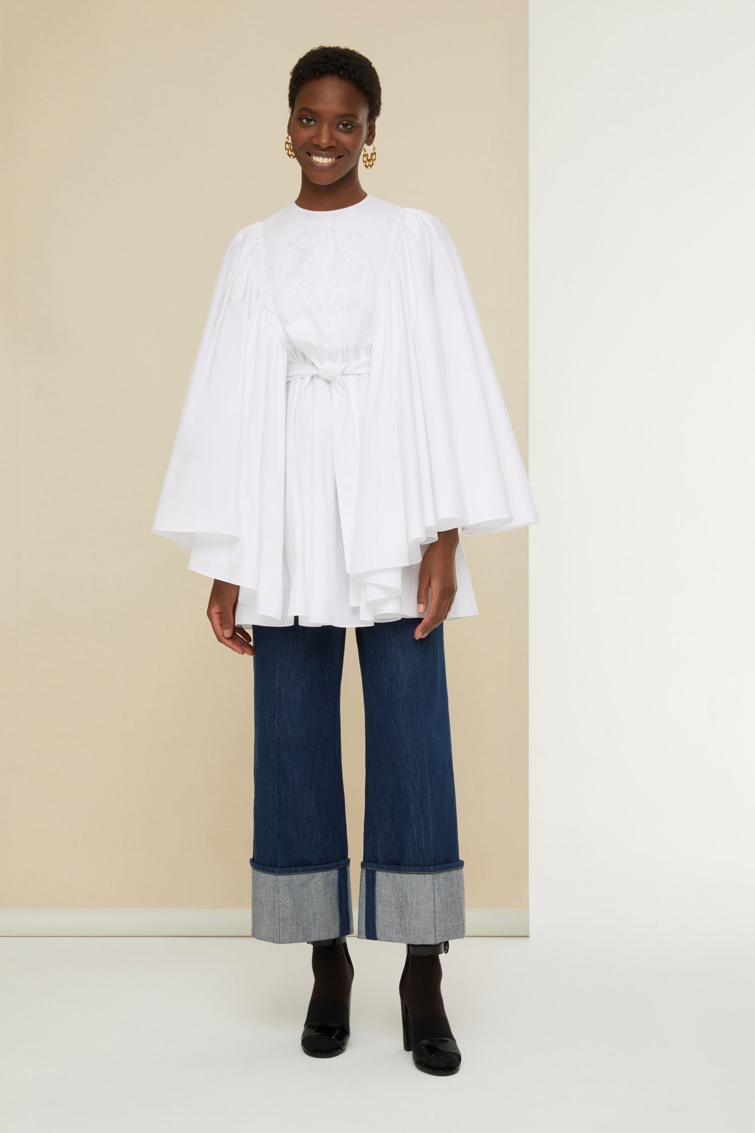 Patou - Minikleid aus Bio-Popeline mit kreisrund geschnittenen Ärmeln - White - Ein Karussell aus Stickereien und Blumenmustern. Minikleid aus weißem Bio-Popeline. Die kreisrund geschnittenen Ärmel sind an einem bestickten Plastron befestigt; das farblich abgestimmte Blumendesign ist vom charakteristischen Fantasia Botanica-Print inspiriert. Reißverschluss hinten. Taillengürtel. Kreisrund geschnittener Minirock.