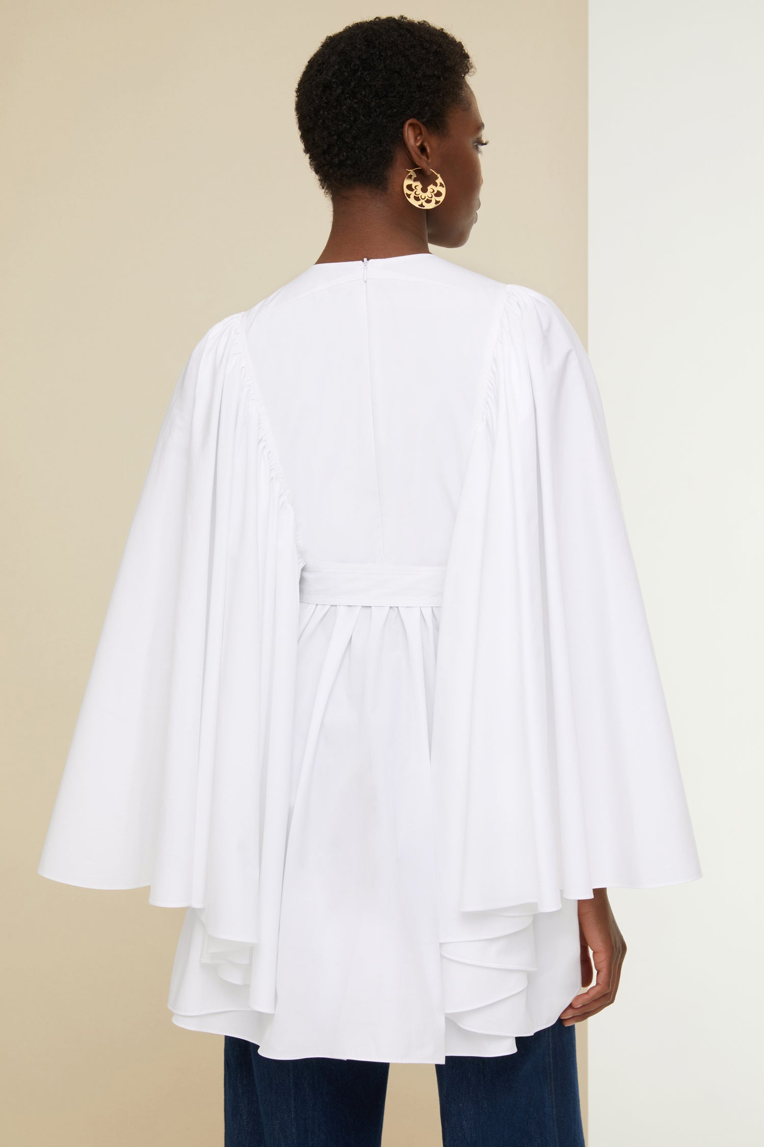 Patou - Minikleid aus Bio-Popeline mit kreisrund geschnittenen Ärmeln - White - Ein Karussell aus Stickereien und Blumenmustern. Minikleid aus weißem Bio-Popeline. Die kreisrund geschnittenen Ärmel sind an einem bestickten Plastron befestigt; das farblich abgestimmte Blumendesign ist vom charakteristischen Fantasia Botanica-Print inspiriert. Reißverschluss hinten. Taillengürtel. Kreisrund geschnittener Minirock.