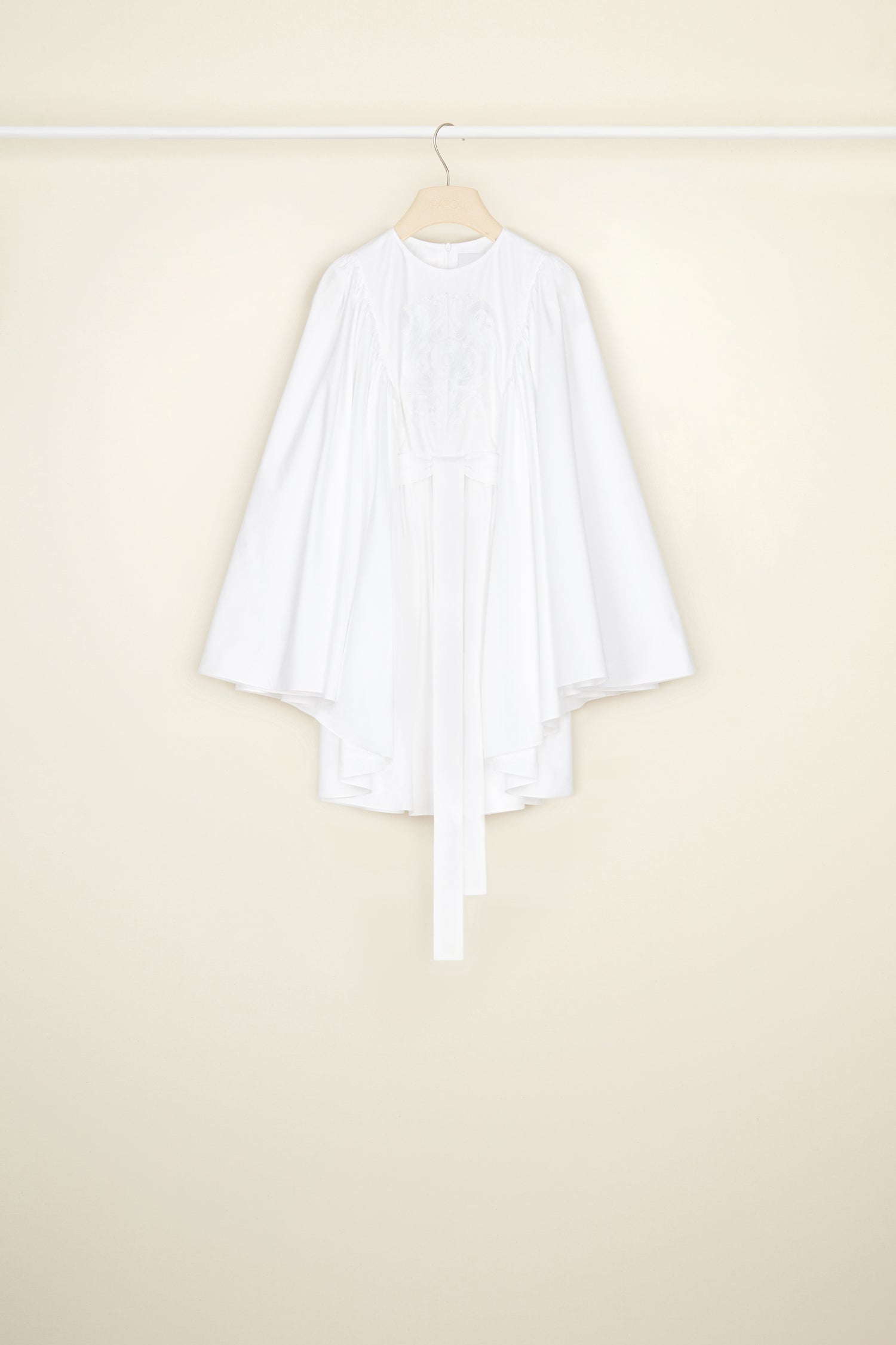 Patou - Minikleid aus Bio-Popeline mit kreisrund geschnittenen Ärmeln - White - Ein Karussell aus Stickereien und Blumenmustern. Minikleid aus weißem Bio-Popeline. Die kreisrund geschnittenen Ärmel sind an einem bestickten Plastron befestigt; das farblich abgestimmte Blumendesign ist vom charakteristischen Fantasia Botanica-Print inspiriert. Reißverschluss hinten. Taillengürtel. Kreisrund geschnittener Minirock.