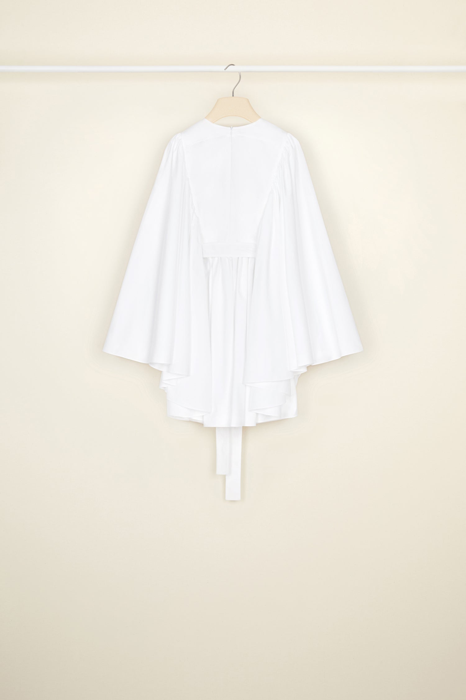 Patou - Minikleid aus Bio-Popeline mit kreisrund geschnittenen Ärmeln - White - Ein Karussell aus Stickereien und Blumenmustern. Minikleid aus weißem Bio-Popeline. Die kreisrund geschnittenen Ärmel sind an einem bestickten Plastron befestigt; das farblich abgestimmte Blumendesign ist vom charakteristischen Fantasia Botanica-Print inspiriert. Reißverschluss hinten. Taillengürtel. Kreisrund geschnittener Minirock.