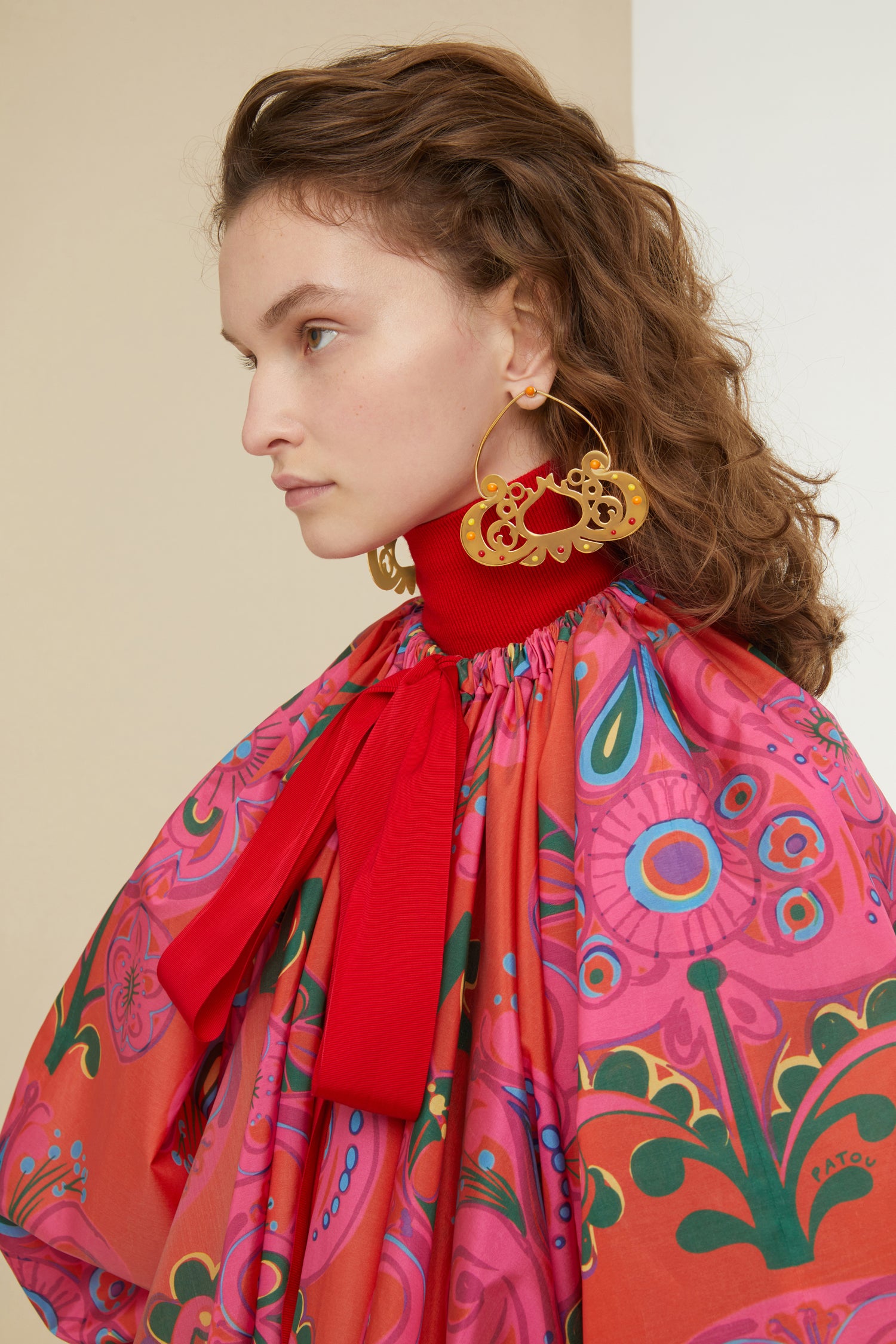 Patou - Drawstring puff sleeve Habotai dress - Strawberry Flower - Voluminous and versatile, wear it your way to reflect your style.Strawberry Flower Habotai dress featuring Fantasia Botanica’s signature print. High volume silhouette that can be worn knotted at the neck or off the shoulders. Drawstring collar with long red grosgrain ties. Batwing sleeves with elasticated cuffs. Elasticated waist. Flounce hem.