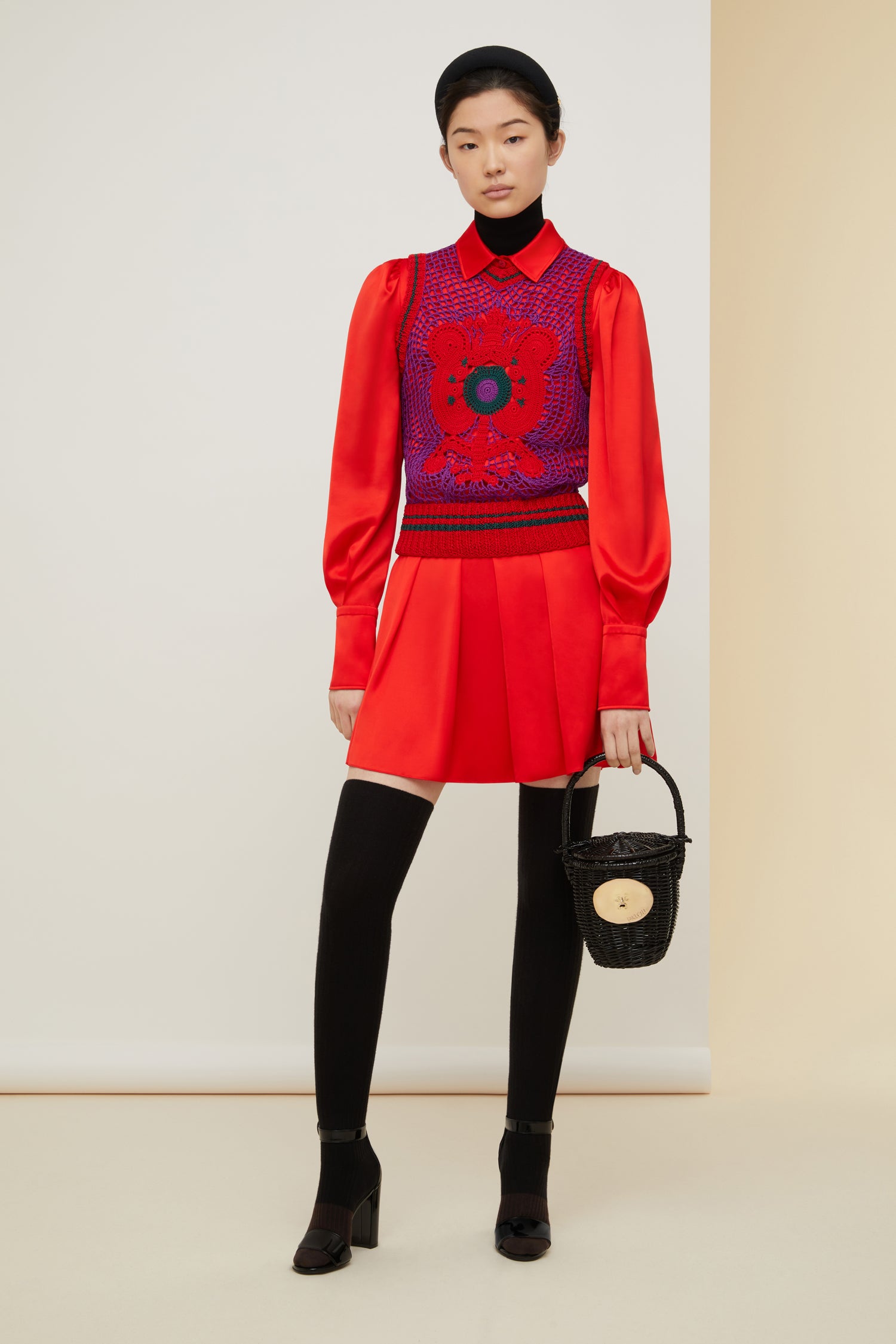 Patou - プリーツ ミニシャツドレス - Poppy - スリムなシルエットにプリーツ、シャツを斬新に解釈。 ポピーレッドのシルキーサテン製ミニドレス。シャツスタイルのシルエット、ボタン留めボディス。パフスリーブ。ボタン付きのワイドな袖口。プリーツスカート。