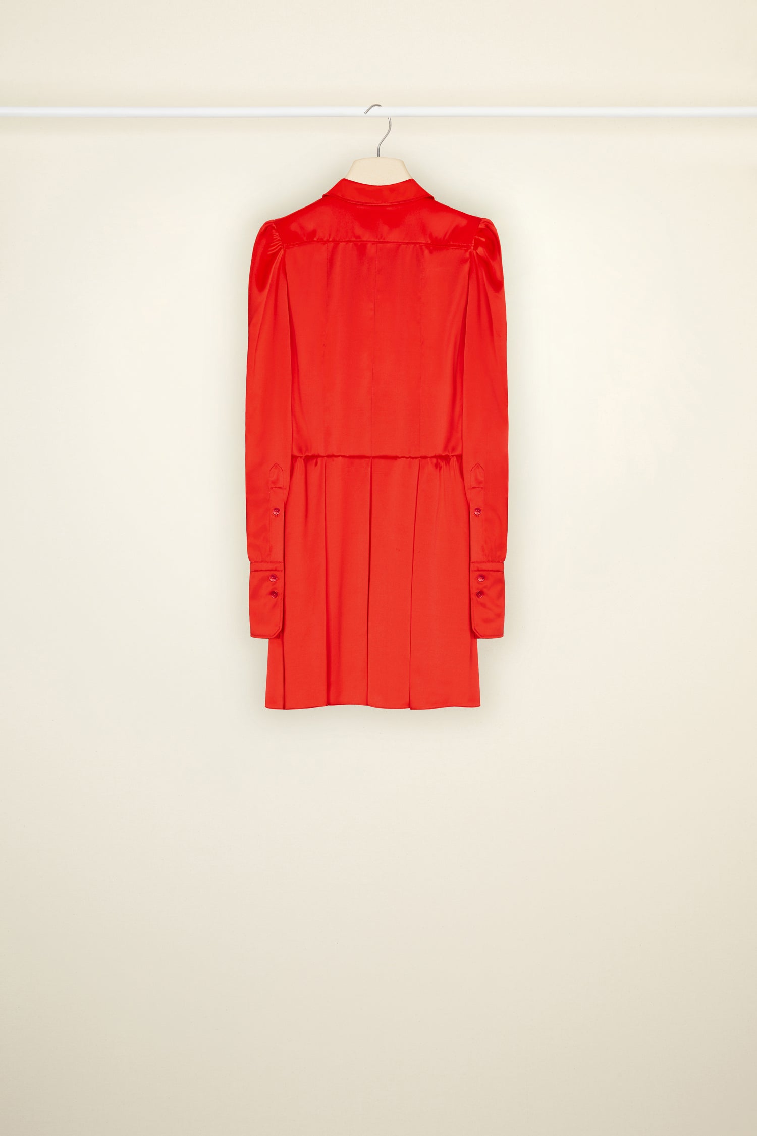 Patou - プリーツ ミニシャツドレス - Poppy - スリムなシルエットにプリーツ、シャツを斬新に解釈。 ポピーレッドのシルキーサテン製ミニドレス。シャツスタイルのシルエット、ボタン留めボディス。パフスリーブ。ボタン付きのワイドな袖口。プリーツスカート。