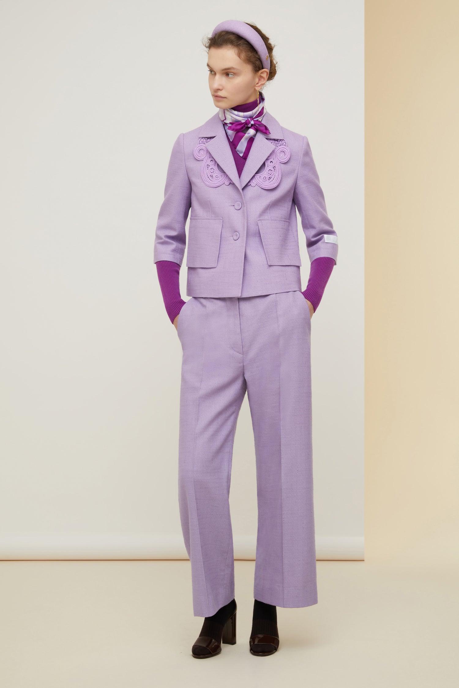 Patou - Giacca corta in tweed bio con dettaglio in guipure - Lavender - Un tocco di guipure per dare alla giacca una nuova allure.Giacca in tweed di cotone e lana bio color lavanda. Modello corto e ampio con spacco singolo sul retro. Dettaglio in guipure ton sur ton intorno al collo. Chiusura con due bottoni ricoperti di tessuto. Etichetta bianca con logo Patou ricamato sulla manica sinistra. Finte tasche con tappa. Interamente foderato.