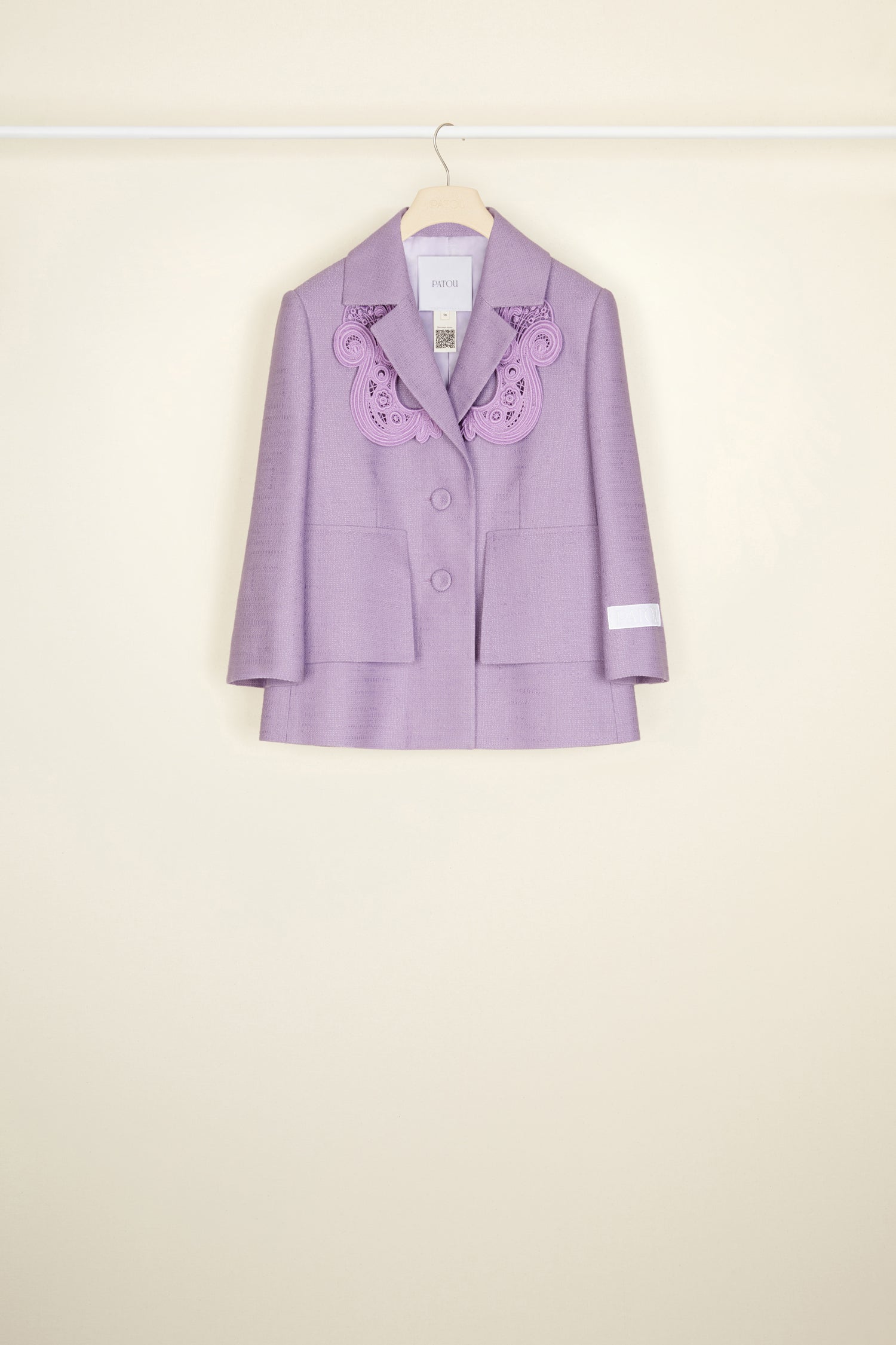 Patou - Giacca corta in tweed bio con dettaglio in guipure - Lavender - Un tocco di guipure per dare alla giacca una nuova allure.Giacca in tweed di cotone e lana bio color lavanda. Modello corto e ampio con spacco singolo sul retro. Dettaglio in guipure ton sur ton intorno al collo. Chiusura con due bottoni ricoperti di tessuto. Etichetta bianca con logo Patou ricamato sulla manica sinistra. Finte tasche con tappa. Interamente foderato.