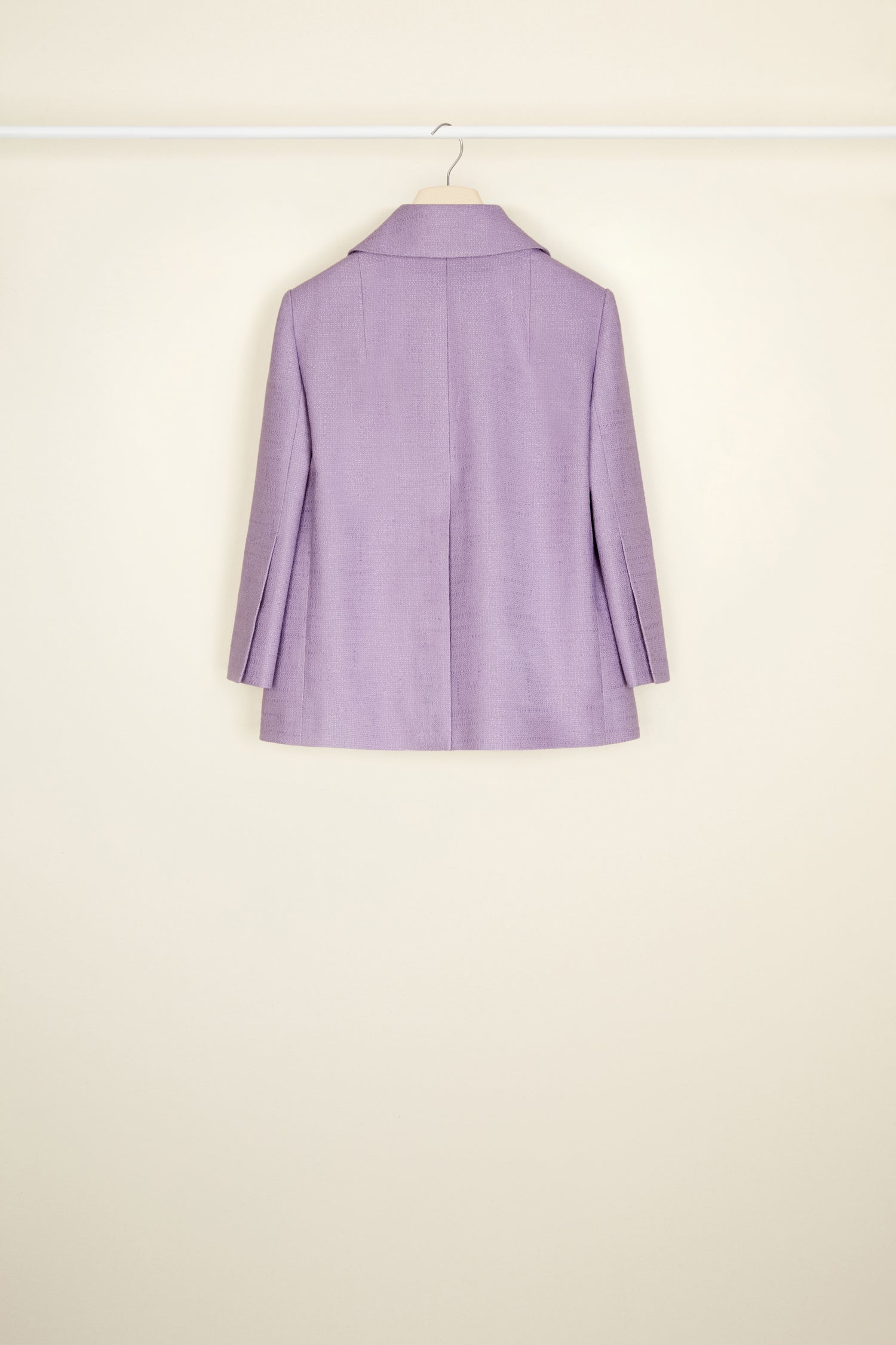 Patou - Giacca corta in tweed bio con dettaglio in guipure - Lavender - Un tocco di guipure per dare alla giacca una nuova allure.Giacca in tweed di cotone e lana bio color lavanda. Modello corto e ampio con spacco singolo sul retro. Dettaglio in guipure ton sur ton intorno al collo. Chiusura con due bottoni ricoperti di tessuto. Etichetta bianca con logo Patou ricamato sulla manica sinistra. Finte tasche con tappa. Interamente foderato.