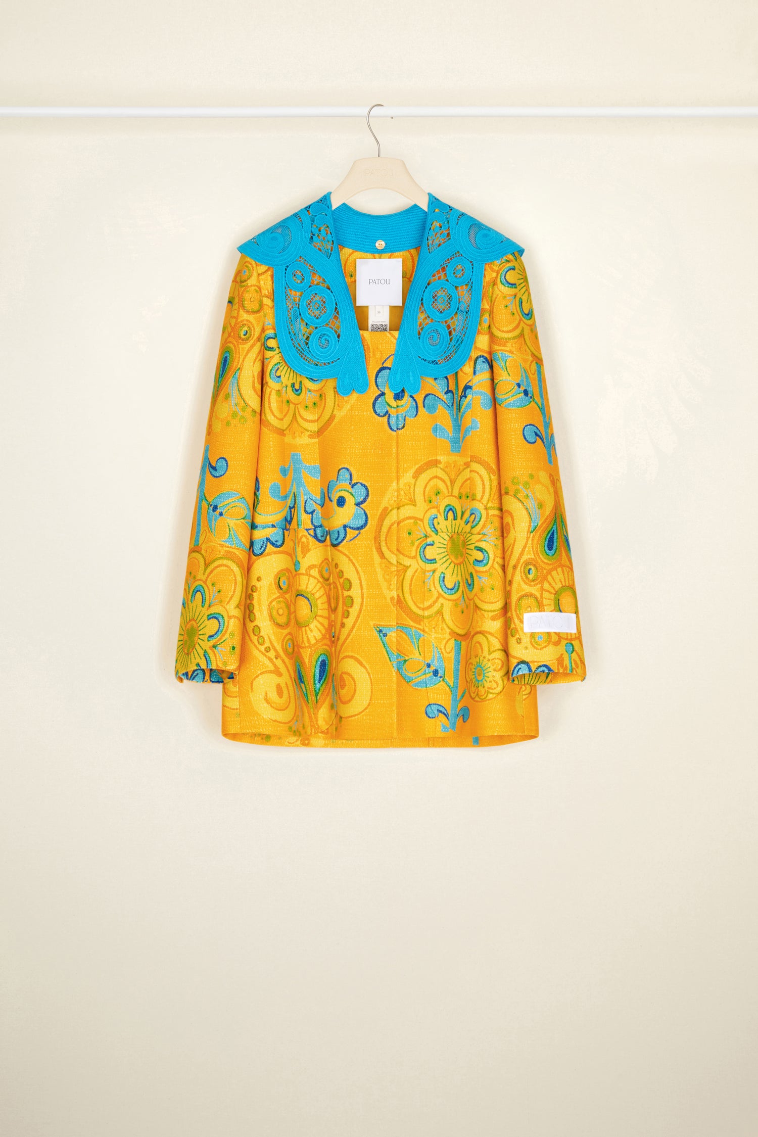 Patou - Veste en tweed bio imprimé avec col en popeline bio - Honey Flower - Un simple col en guipure ? Non, une véritable signature !Veste en tweed de coton et laine bio couleur fleur de miel ornée des motifs de la collection Fantasia Botanica. Silhouette légèrement évasée ; manches raccourcies. Col amovible en guipure bleu de Bretagne Encolure carrée. Fermeture par boutons pression cachés. Grandes poches plaquées sur le devant. Étiquette blanche brodée Patou sur la manche gauche. Entièrement doublée.