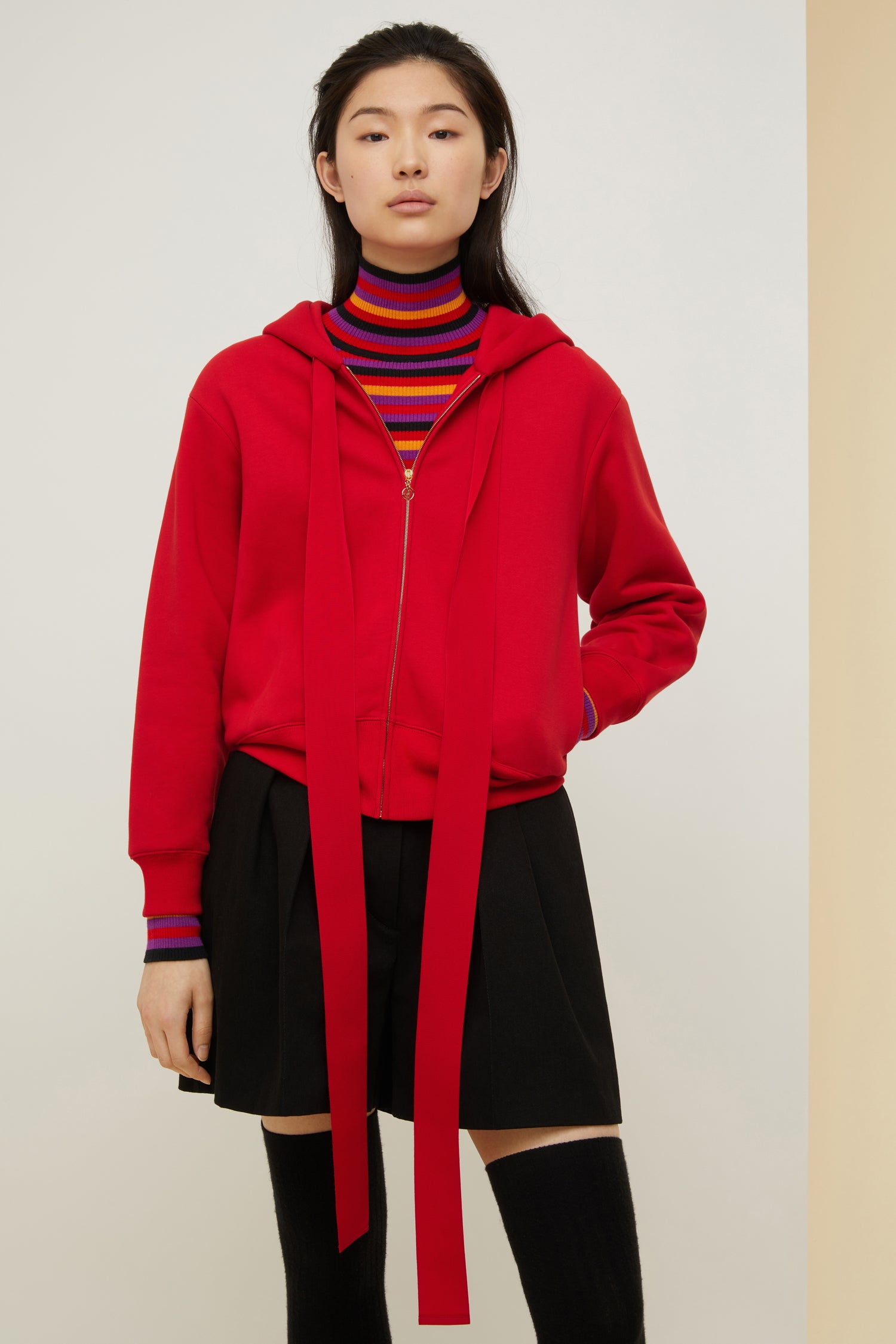 Patou - Patou Kapuzenpullover aus Bio-Baumwolle mit Reißverschluss - Poppy - Patou Frauen verlieren nie ihre Lässigkeit. Mohnroter Kapuzenpullover aus Bio-Baumwolle mit Reißverschluss. Tunnelzug aus Ripsband. Goldfarbener Reißverschluss mit Logo-Schieber in Anlehnung an einen traditionellen Schlüsselanhänger. Weißes Patou Schriftzug-Logo hinten.