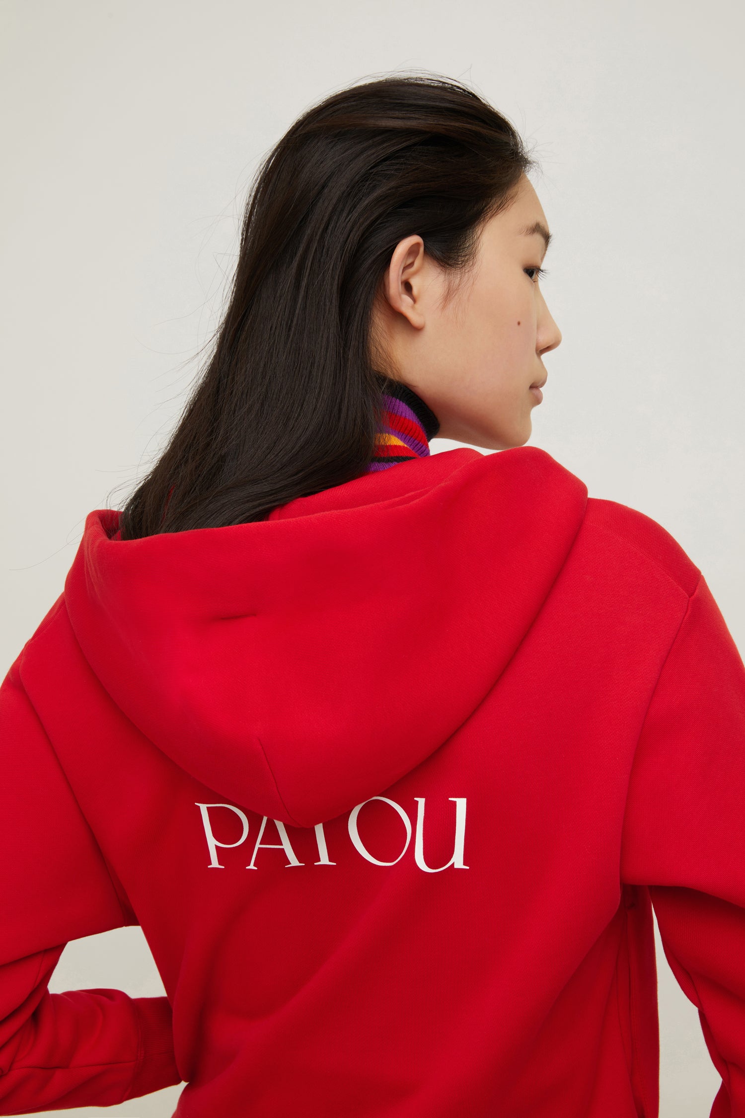Patou - Patou Kapuzenpullover aus Bio-Baumwolle mit Reißverschluss - Poppy - Patou Frauen verlieren nie ihre Lässigkeit. Mohnroter Kapuzenpullover aus Bio-Baumwolle mit Reißverschluss. Tunnelzug aus Ripsband. Goldfarbener Reißverschluss mit Logo-Schieber in Anlehnung an einen traditionellen Schlüsselanhänger. Weißes Patou Schriftzug-Logo hinten.