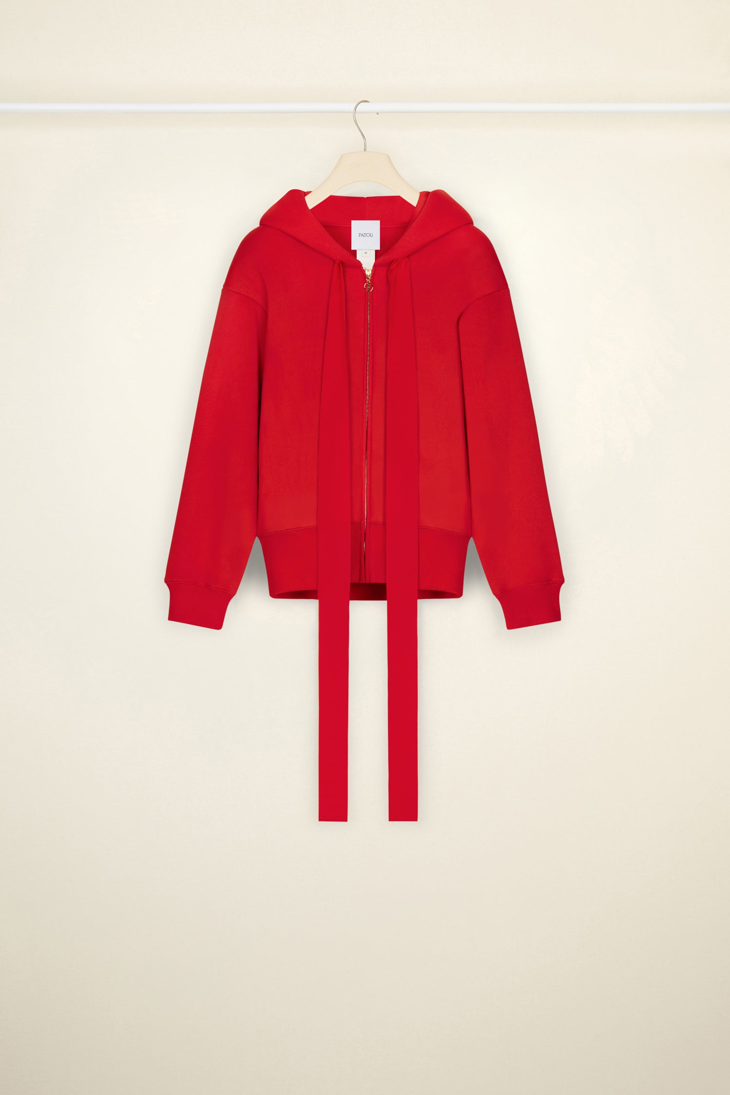 Patou - Patou Kapuzenpullover aus Bio-Baumwolle mit Reißverschluss - Poppy - Patou Frauen verlieren nie ihre Lässigkeit. Mohnroter Kapuzenpullover aus Bio-Baumwolle mit Reißverschluss. Tunnelzug aus Ripsband. Goldfarbener Reißverschluss mit Logo-Schieber in Anlehnung an einen traditionellen Schlüsselanhänger. Weißes Patou Schriftzug-Logo hinten.