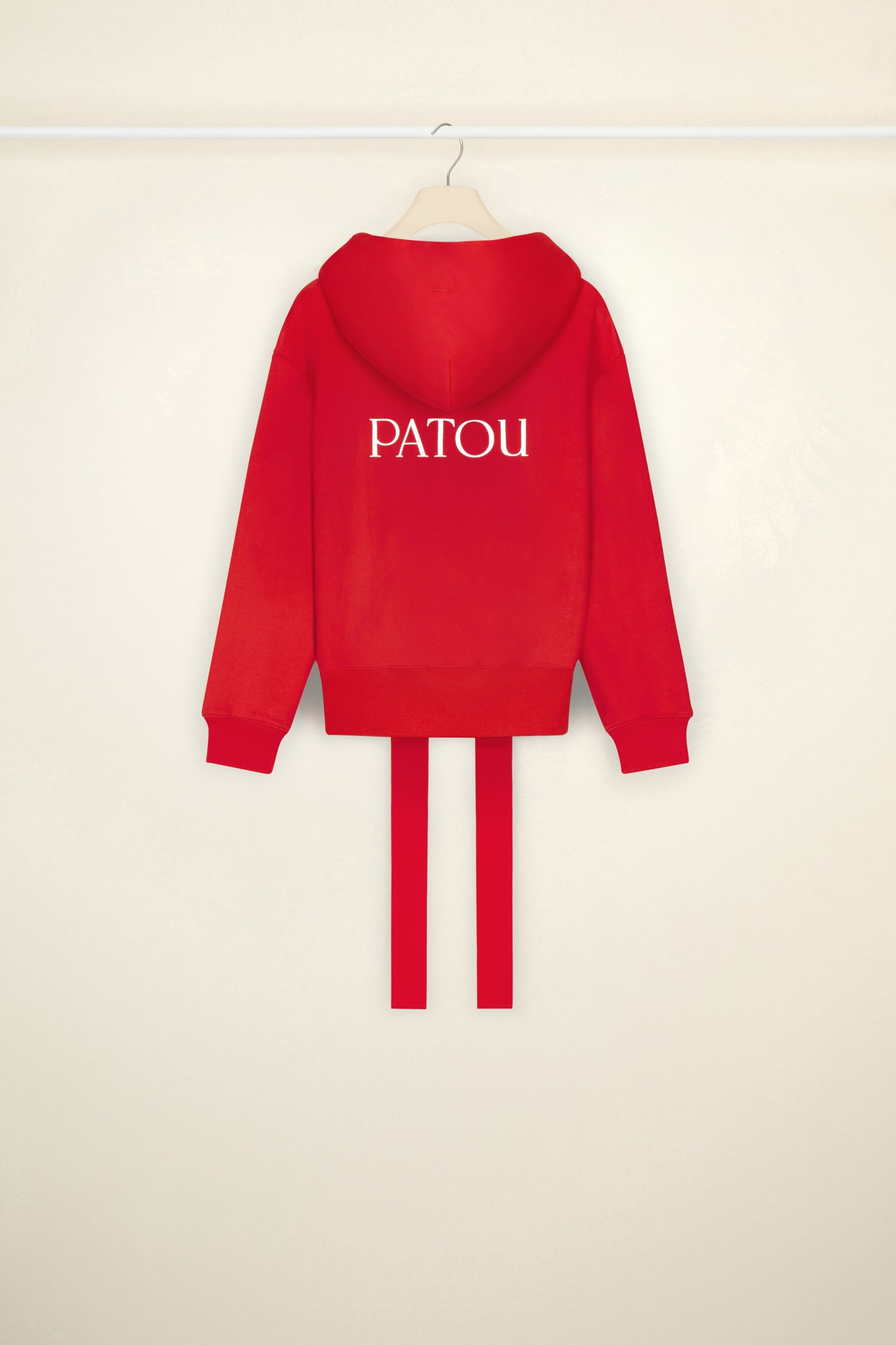 Patou - Patou Kapuzenpullover aus Bio-Baumwolle mit Reißverschluss - Poppy - Patou Frauen verlieren nie ihre Lässigkeit. Mohnroter Kapuzenpullover aus Bio-Baumwolle mit Reißverschluss. Tunnelzug aus Ripsband. Goldfarbener Reißverschluss mit Logo-Schieber in Anlehnung an einen traditionellen Schlüsselanhänger. Weißes Patou Schriftzug-Logo hinten.