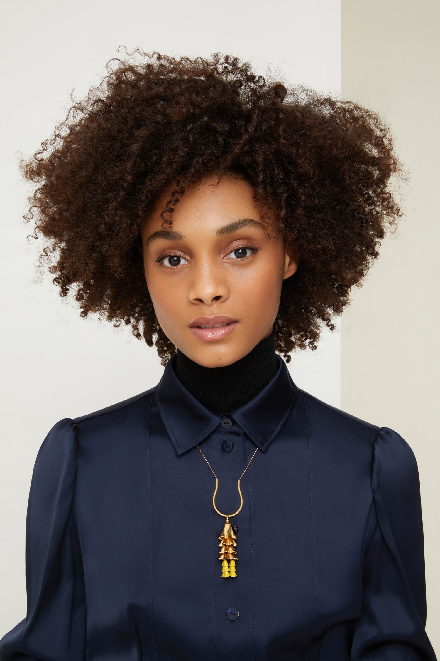Patou - Collana con pendente in ottone dorato e perline colorate - Citrus - Il gelsomino splende con un tocco di oro fino.Collana in ottone dorato con oro fino e perle in resina gialla agrumi. Lunga catena con micro-perline; pendente ispirato ai fiori di gelsomino con perle in resina.