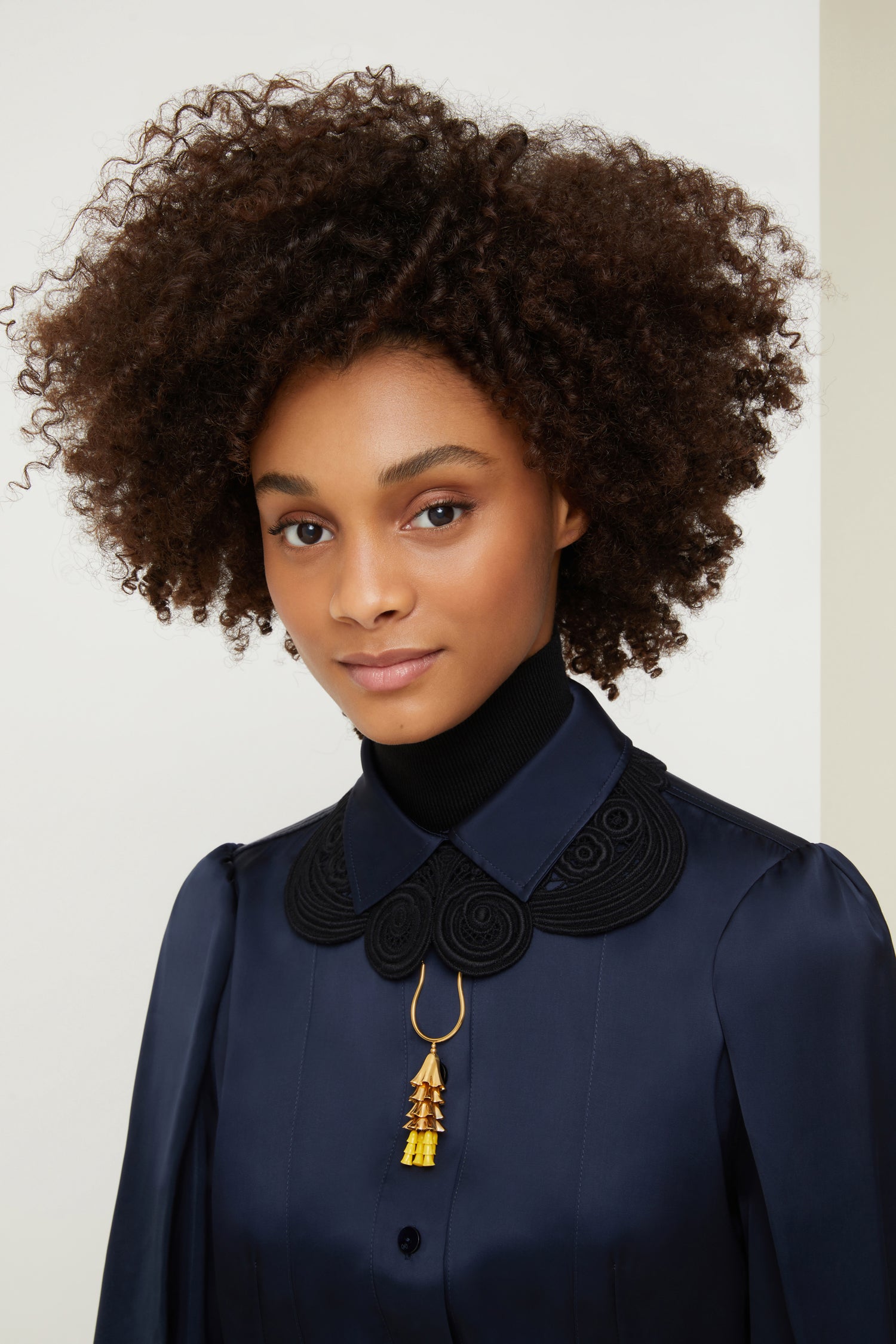 Patou - Collana con pendente in ottone dorato e perline colorate - Citrus - Il gelsomino splende con un tocco di oro fino.Collana in ottone dorato con oro fino e perle in resina gialla agrumi. Lunga catena con micro-perline; pendente ispirato ai fiori di gelsomino con perle in resina.