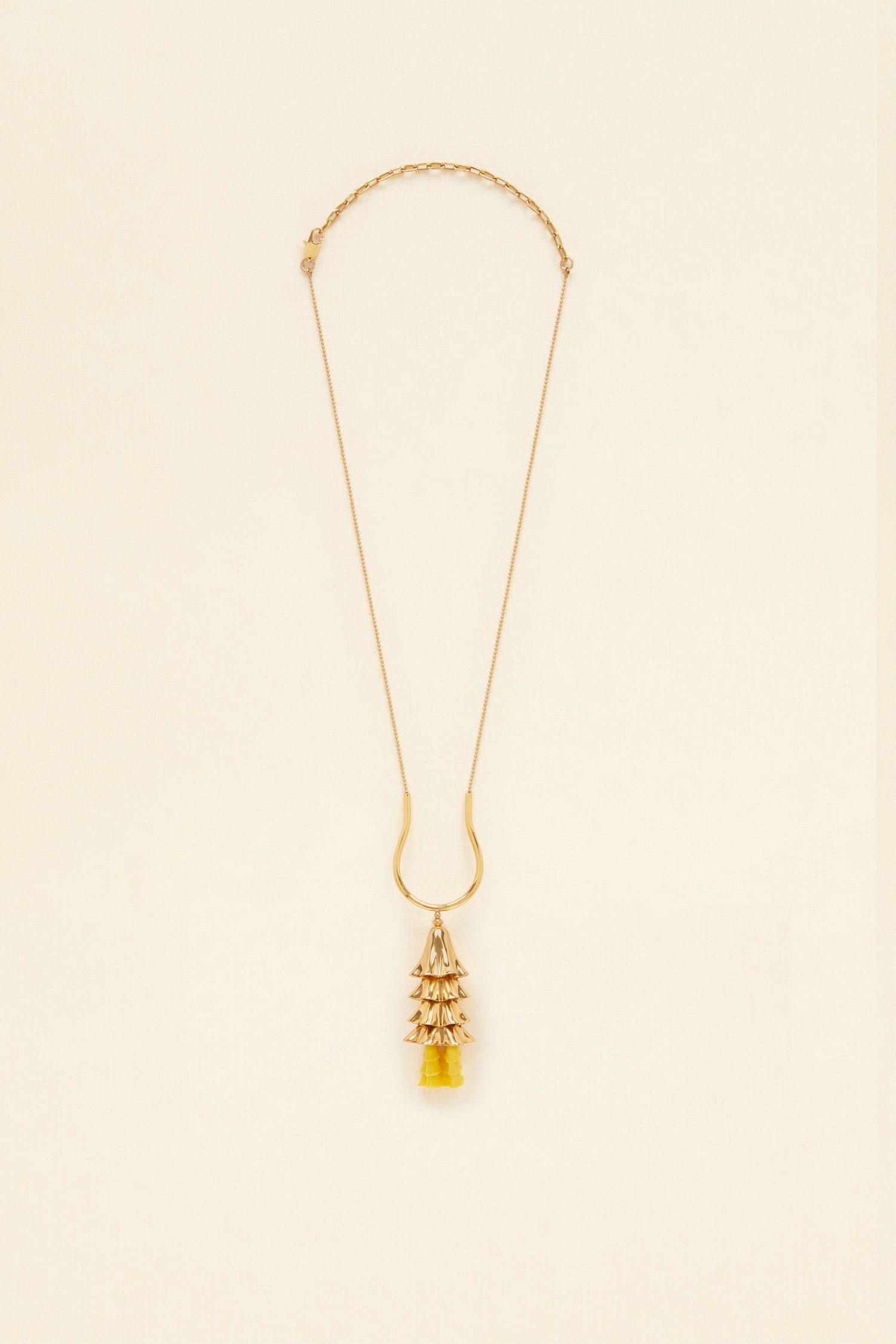 Patou - Collana con pendente in ottone dorato e perline colorate - Citrus - Il gelsomino splende con un tocco di oro fino.Collana in ottone dorato con oro fino e perle in resina gialla agrumi. Lunga catena con micro-perline; pendente ispirato ai fiori di gelsomino con perle in resina.