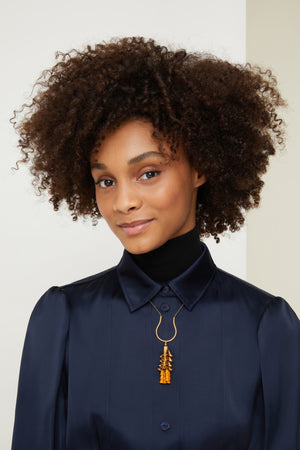 Collier à pendentif en laiton doré et perles colorées
