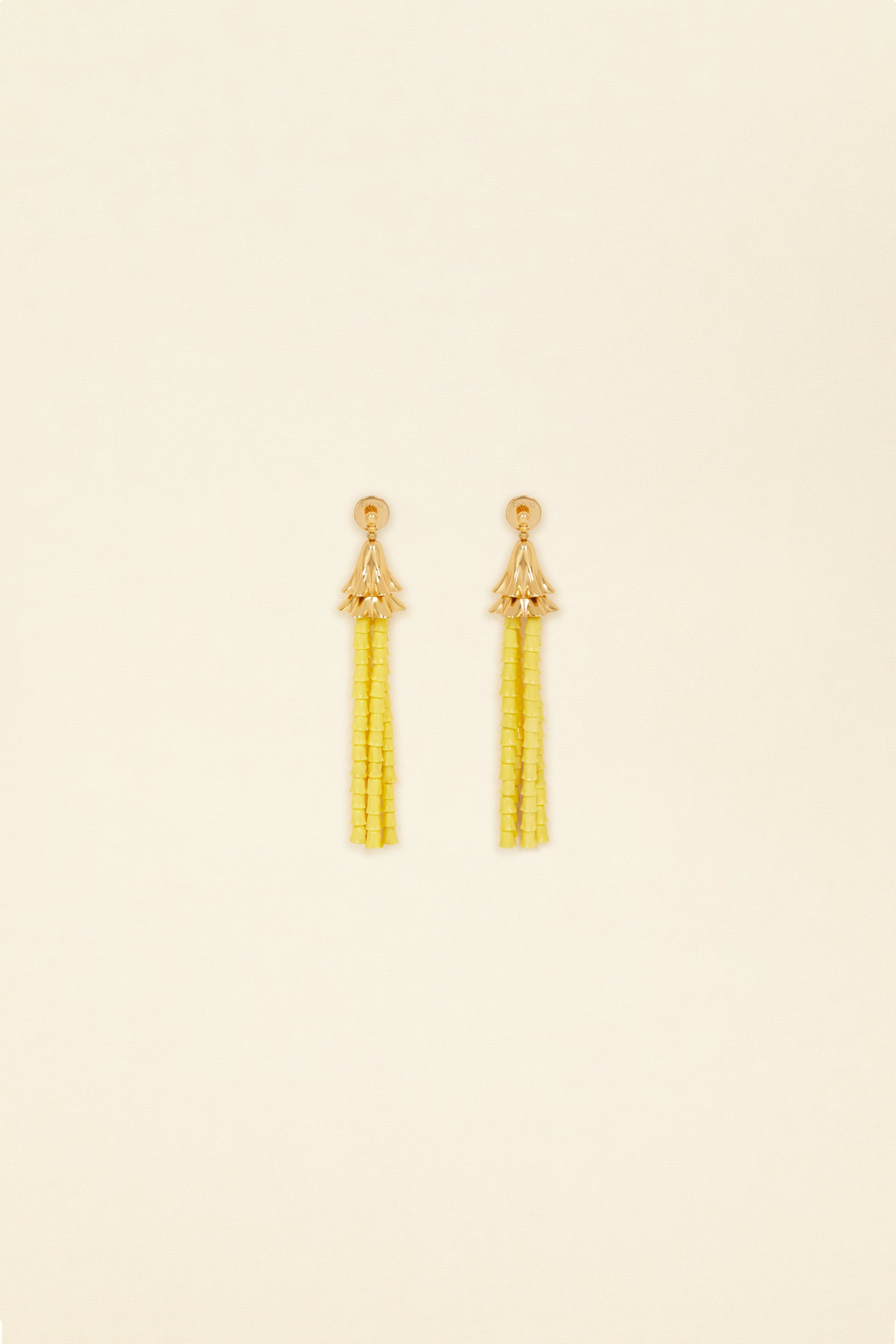 Patou - Orecchini pendenti in ottone dorato e perline colorate - Citrus - Fiori di gelsomino e fiumi di perle.Orecchini in ottone dorato con oro fino e perle in resina giallo agrumi. Forma ispirata ai fiori di gelsomino. Chiusura a farfallina.