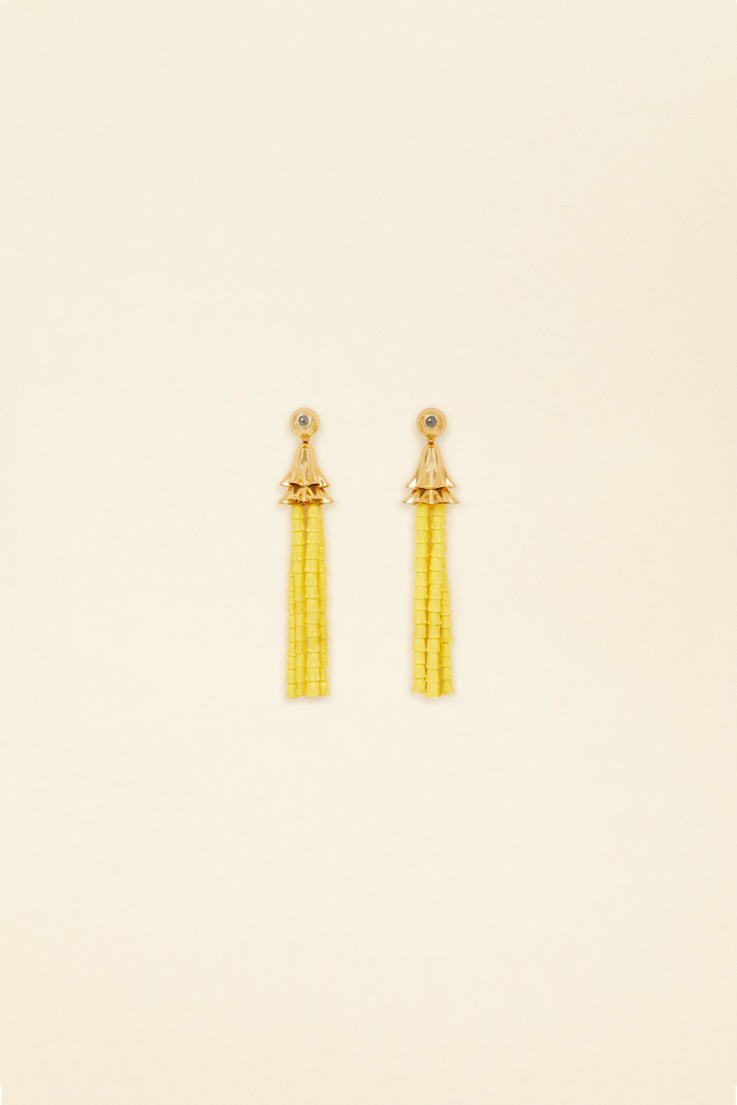 Patou - Orecchini pendenti in ottone dorato e perline colorate - Citrus - Fiori di gelsomino e fiumi di perle.Orecchini in ottone dorato con oro fino e perle in resina giallo agrumi. Forma ispirata ai fiori di gelsomino. Chiusura a farfallina.
