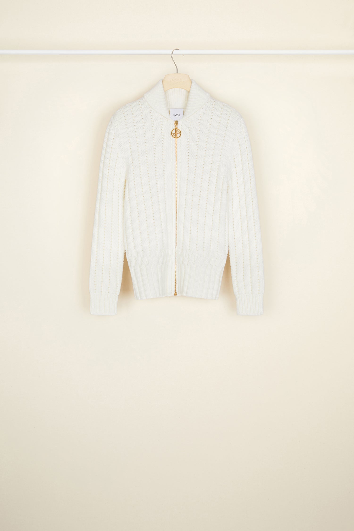 Patou - Cardigan aus Rippstrick mit Reißverschluss - White - Mit geschlossenem Reißverschluss oder im legeren Look: Patou, so individuell wie wir. Weißer Cardigan aus Rippstrick. Goldfarbener Reißverschluss mit logoverzierter Zuglasche in Anlehnung an einen ikonischen Schlüsselring. Gerollter Kragen mit Reißverschluss. Dickes Rippmuster mit Zopfmusterdetails.