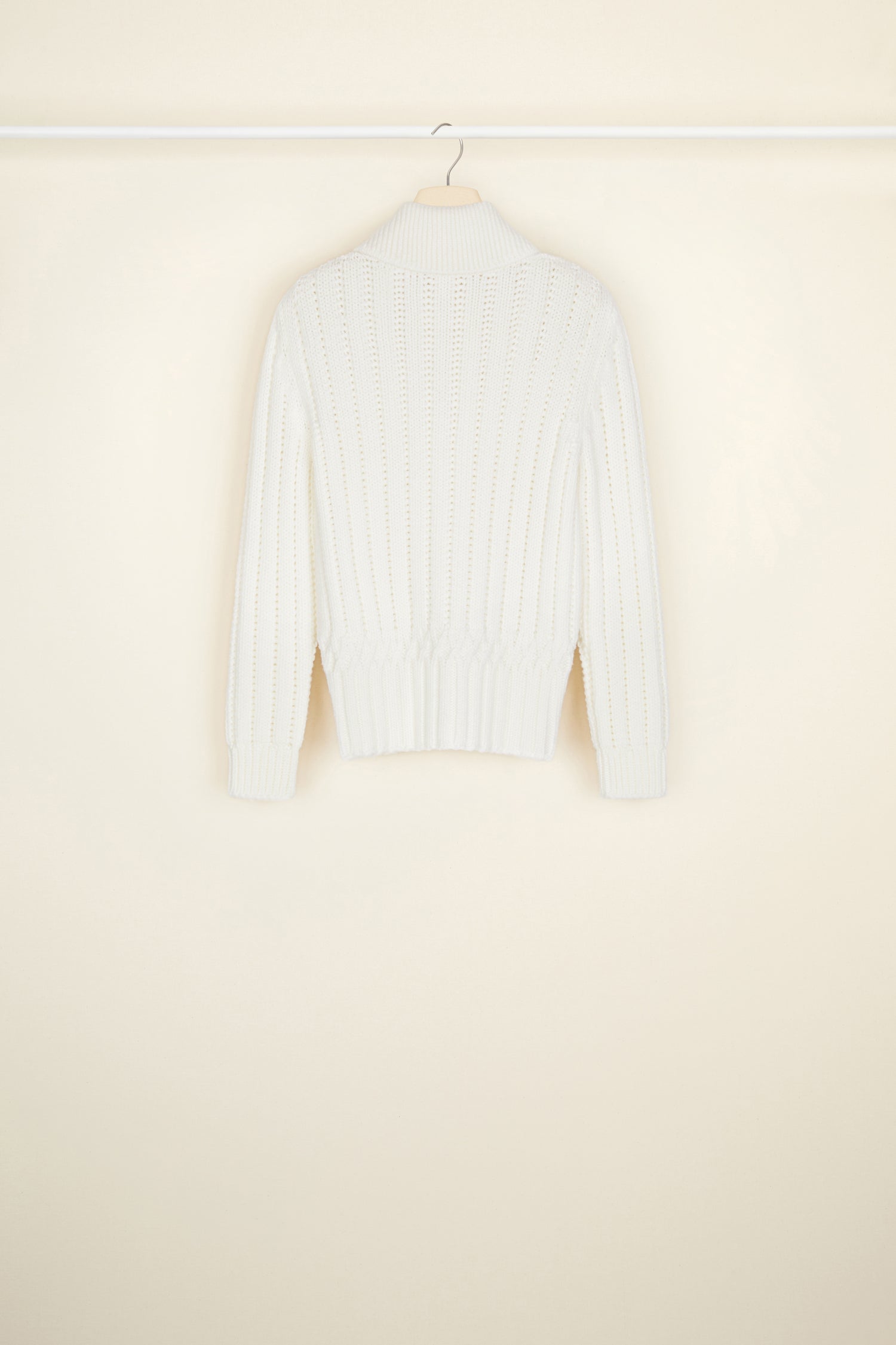 Patou - Cardigan aus Rippstrick mit Reißverschluss - White - Mit geschlossenem Reißverschluss oder im legeren Look: Patou, so individuell wie wir. Weißer Cardigan aus Rippstrick. Goldfarbener Reißverschluss mit logoverzierter Zuglasche in Anlehnung an einen ikonischen Schlüsselring. Gerollter Kragen mit Reißverschluss. Dickes Rippmuster mit Zopfmusterdetails.