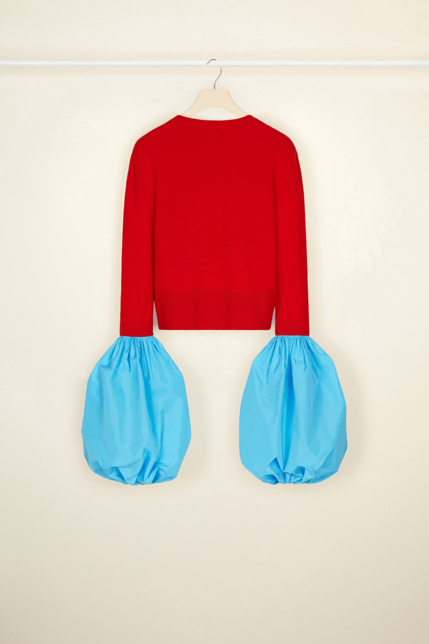 Patou - Cardigan in lana e cachemire con maniche rimovibili - Poppy - Il polsino in primo piano.Cardigan in lana e cachemire rosso papavero. Modello cropped con maniche a tre quarti. Polsini a palloncino rimovibili in faglia riciclata turchese; bordi elasticizzati. Chiusura con bottoni incisi JP.