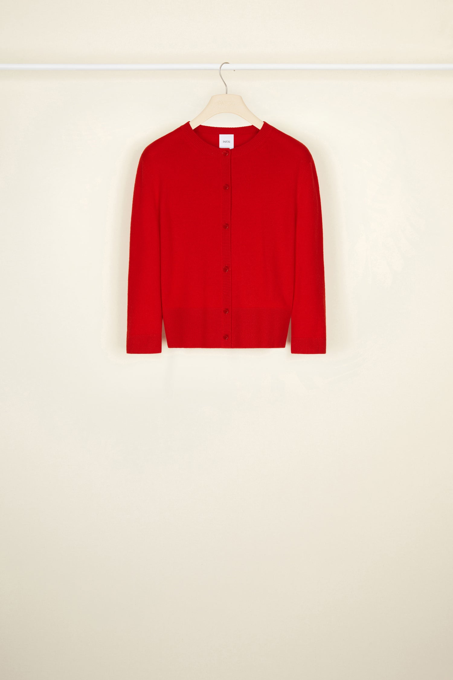 Patou - Cardigan in lana e cachemire con maniche rimovibili - Poppy - Il polsino in primo piano.Cardigan in lana e cachemire rosso papavero. Modello cropped con maniche a tre quarti. Polsini a palloncino rimovibili in faglia riciclata turchese; bordi elasticizzati. Chiusura con bottoni incisi JP.
