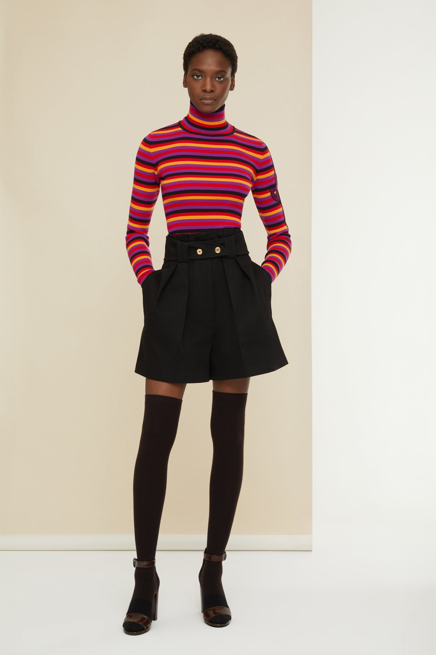 Patou - Maglione a righe con collo alto - Fuschia - Le righe se reinventano in versione Technicolor. Maglione in lana a costine fucsia con righe multicolori. Vestibilità aderente. Collo alto. Logo JP viola con bordo nero ricamato sulla manica sinistra.