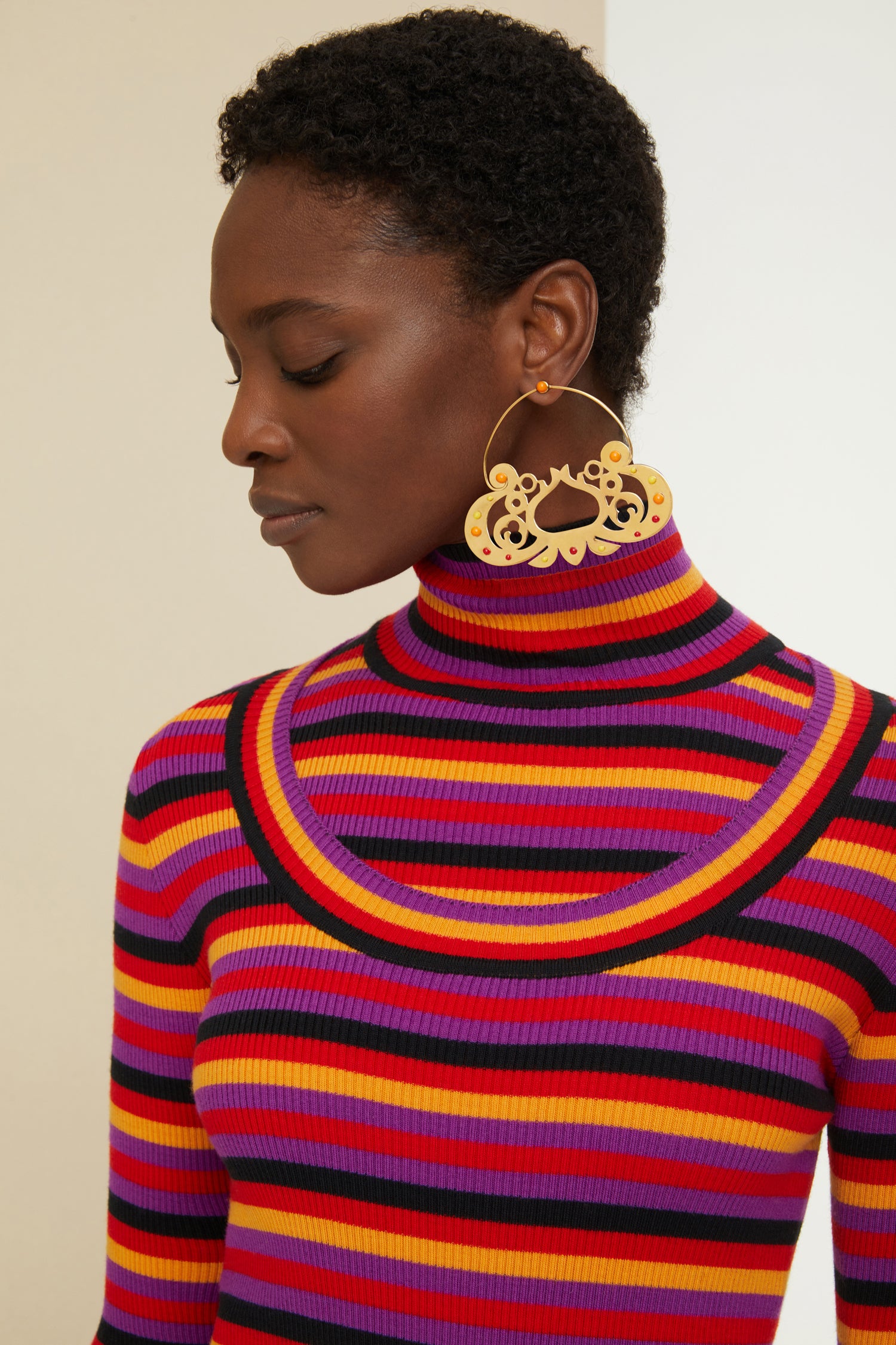 Patou - Maglione a righe con collo alto - Fuschia - Le righe se reinventano in versione Technicolor. Maglione in lana a costine fucsia con righe multicolori. Vestibilità aderente. Collo alto. Logo JP viola con bordo nero ricamato sulla manica sinistra.