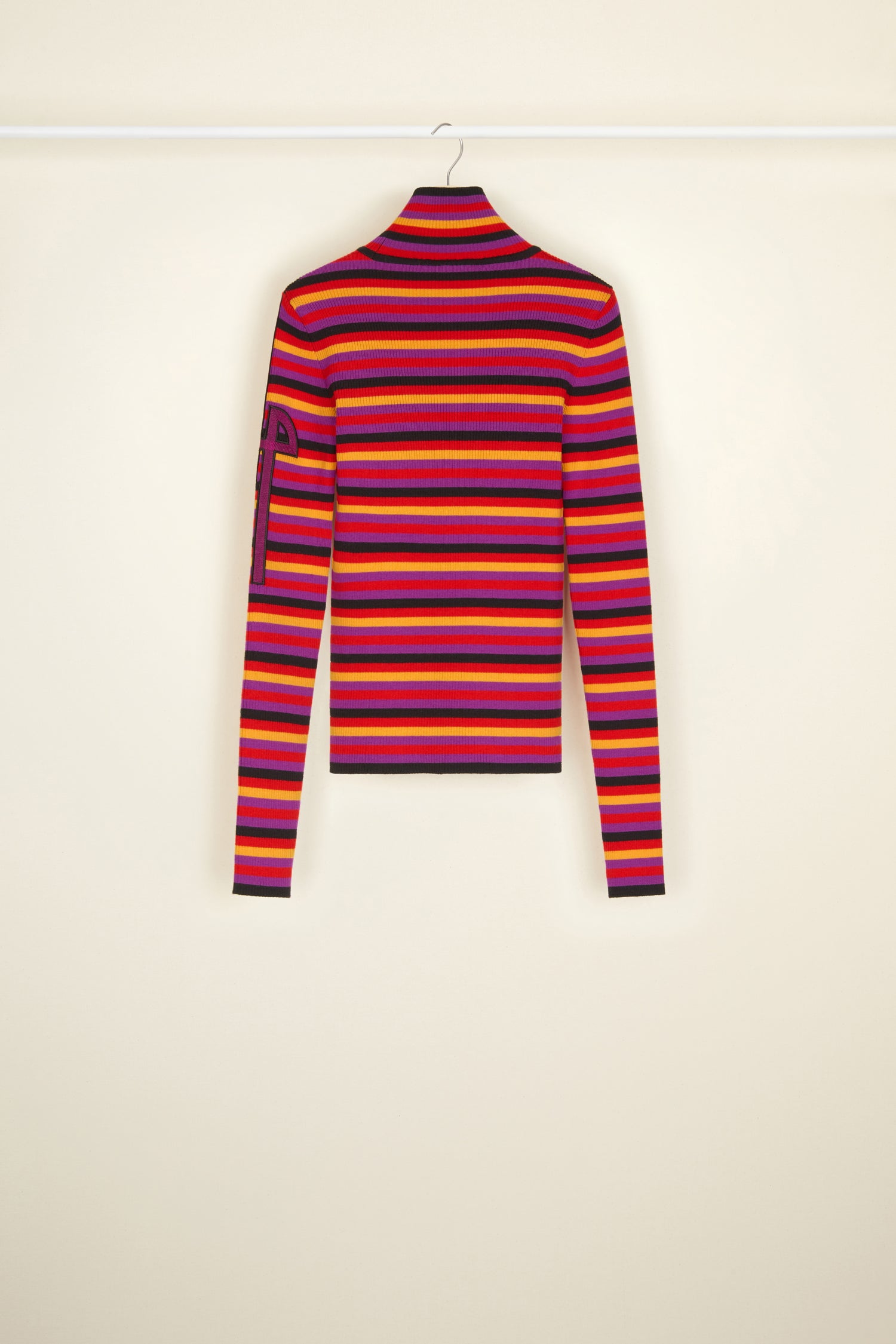 Patou - Maglione a righe con collo alto - Fuschia - Le righe se reinventano in versione Technicolor. Maglione in lana a costine fucsia con righe multicolori. Vestibilità aderente. Collo alto. Logo JP viola con bordo nero ricamato sulla manica sinistra.