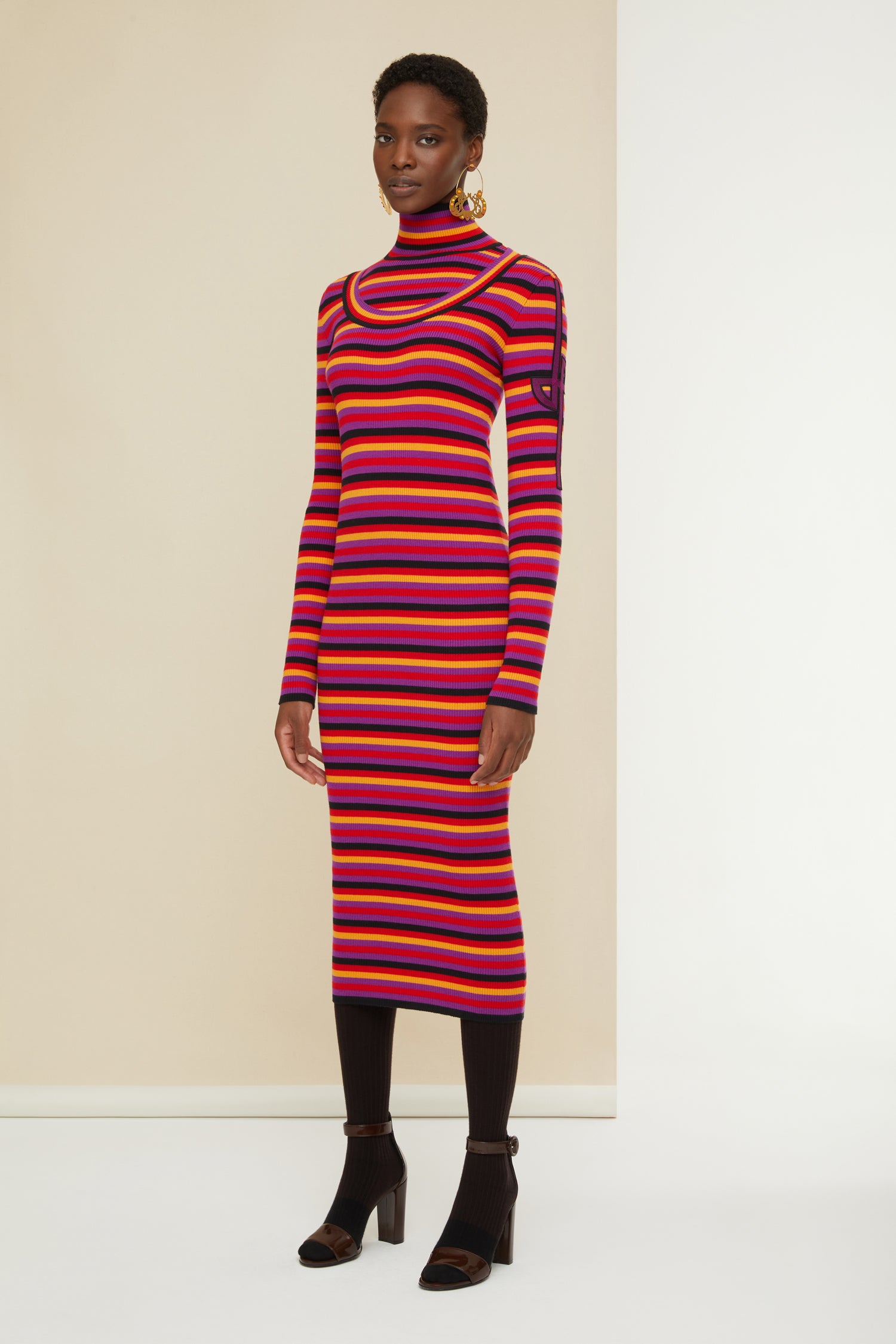 Patou - Gestreiftes Midikleid aus Rippstrick - Fuschia - Charmanter Stil für jeden Tag, in fröhlich leuchtenden Farben. Midikleid aus Rippstrick mit mehrfarbigen Streifen. Körperbetont, mit tiefem Rundhalsausschnitt. Violette JP-Logostickerei am linken Ärmel mit schwarzer Paspelierung.