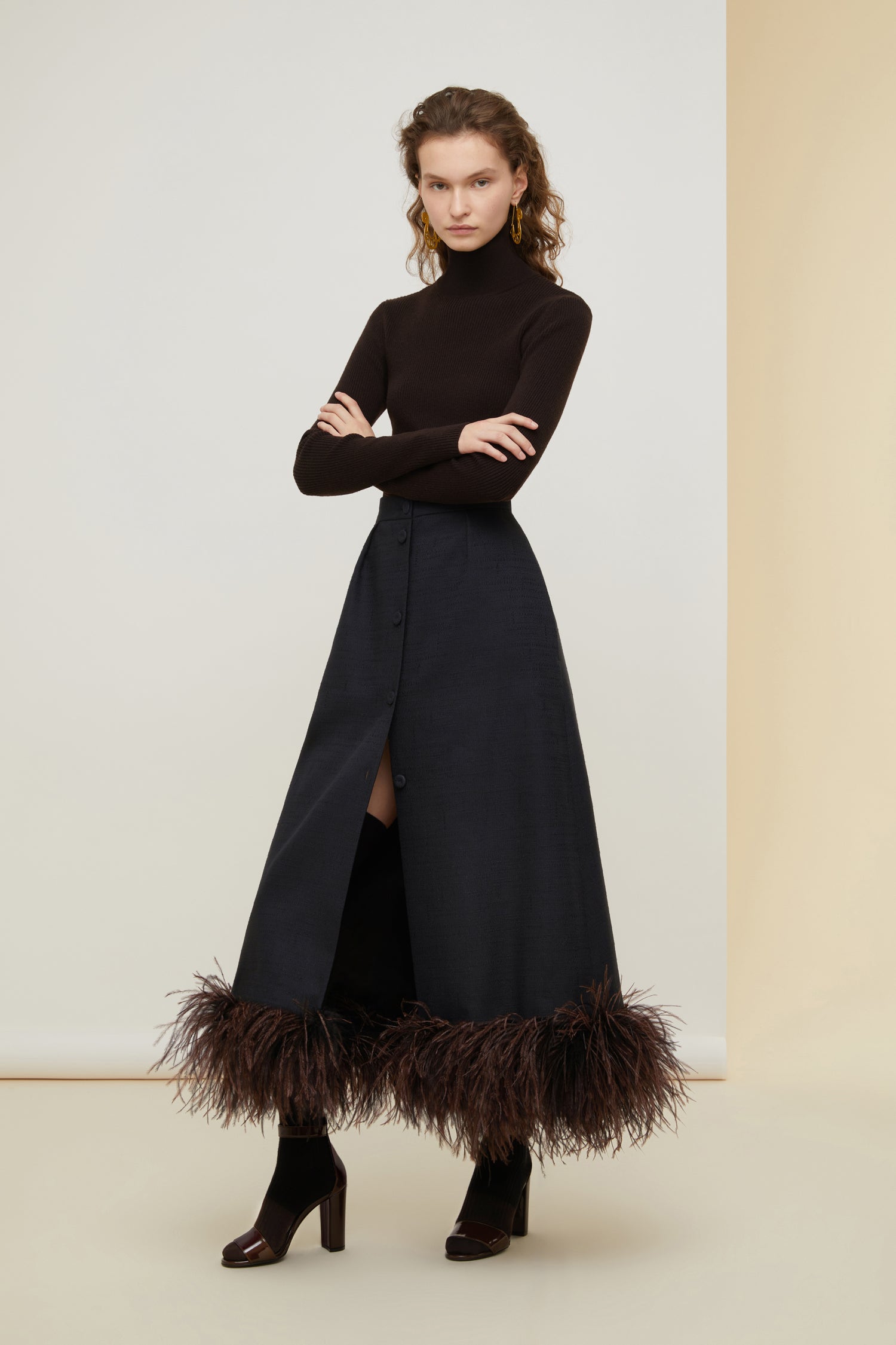 Patou - Pullover aus Rippstrick mit hohem Kragen - Havana - Der perfekte Stilklassiker für einen eleganten, schlichten Lagenlook. Havannabrauner Pullover aus Rippstrick. Körpernahe Passform mit hohem Kragen. Kurz geschnitten. Kleines schwarzes JP-Logo vorne.