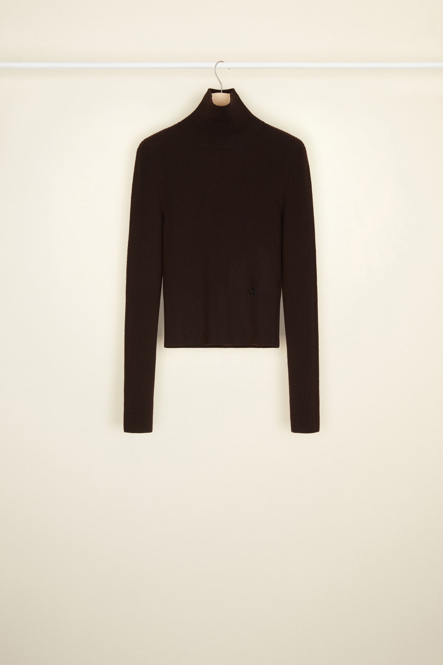 Patou - Pullover aus Rippstrick mit hohem Kragen - Havana - Der perfekte Stilklassiker für einen eleganten, schlichten Lagenlook. Havannabrauner Pullover aus Rippstrick. Körpernahe Passform mit hohem Kragen. Kurz geschnitten. Kleines schwarzes JP-Logo vorne.