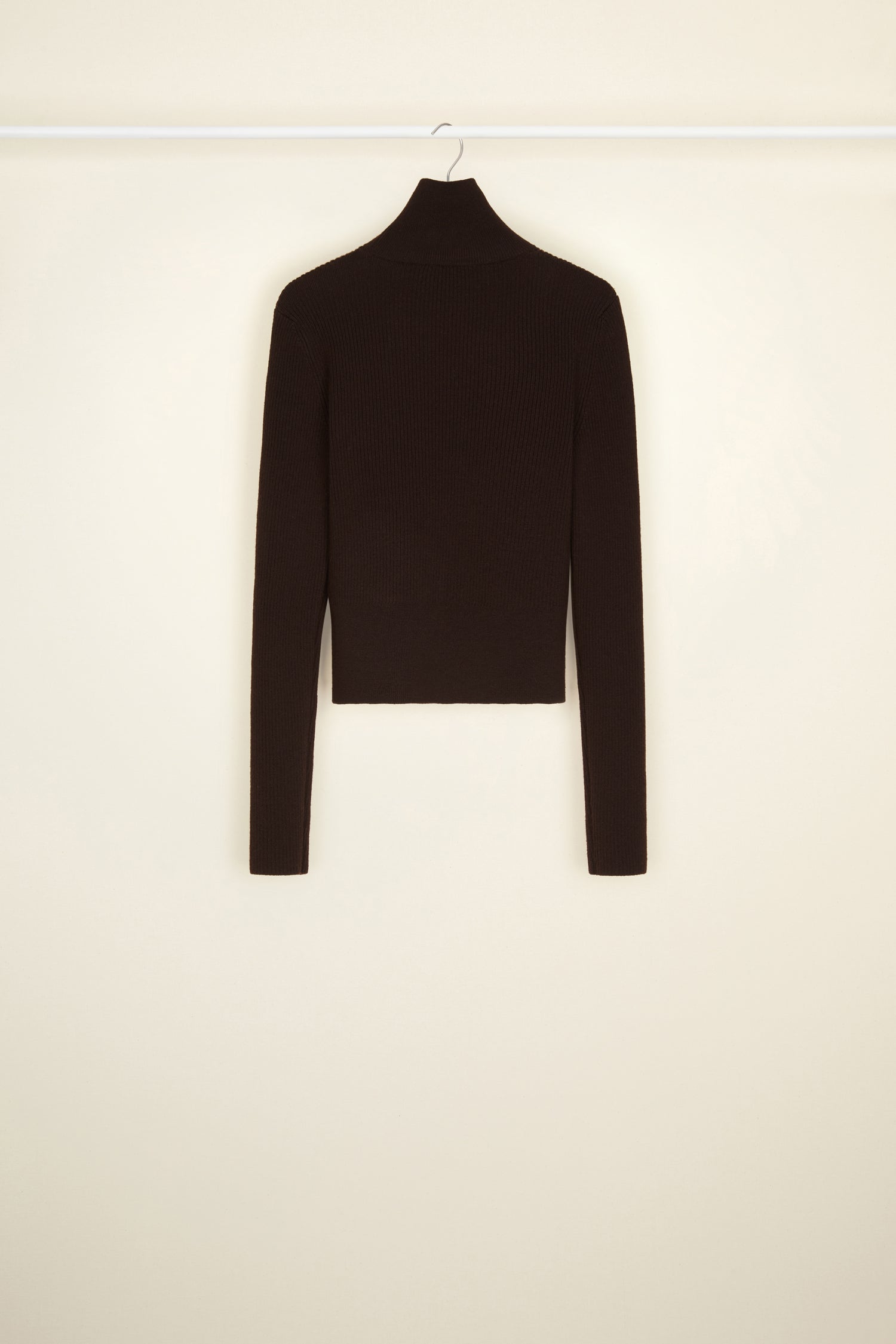 Patou - Pullover aus Rippstrick mit hohem Kragen - Havana - Der perfekte Stilklassiker für einen eleganten, schlichten Lagenlook. Havannabrauner Pullover aus Rippstrick. Körpernahe Passform mit hohem Kragen. Kurz geschnitten. Kleines schwarzes JP-Logo vorne.