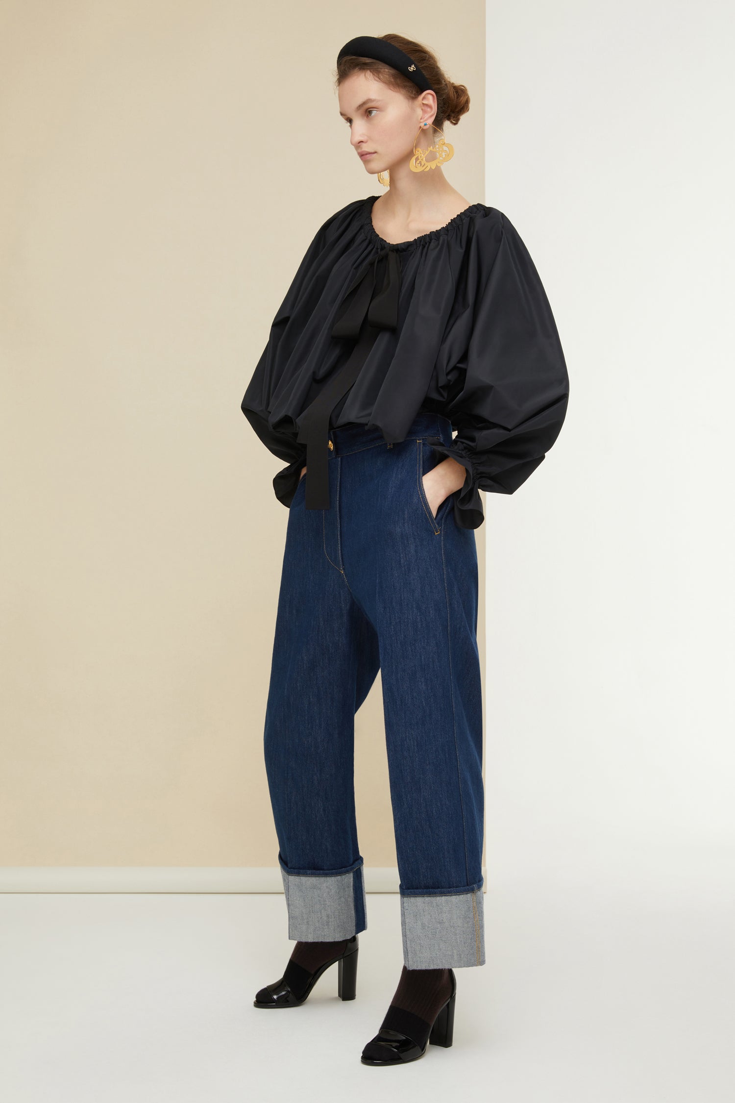 Patou - Haut à manches bouffantes en faille recyclée - Black - Encolure fermée ou épaules dénudées ? Chez Patou on veut tout !Haut en faille recyclée noire. Silhouette volumineuse. Col à coulisse avec détail de fronce et gros-grain. Manches chauve-souris resserrées aux poignets. Taille élastiquée.