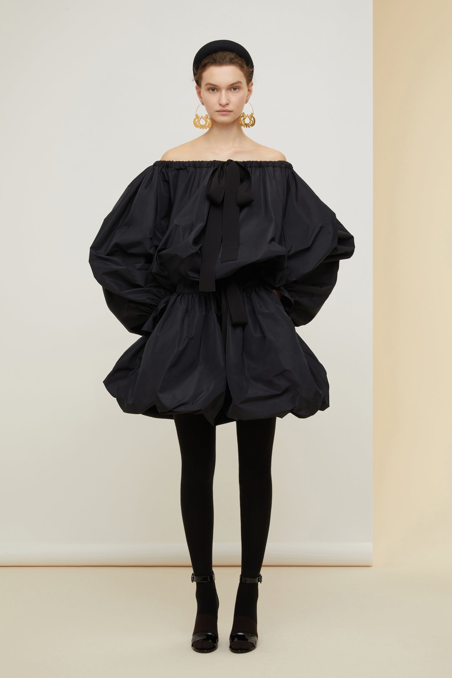 Patou - Haut à manches bouffantes en faille recyclée - Black - Encolure fermée ou épaules dénudées ? Chez Patou on veut tout !Haut en faille recyclée noire. Silhouette volumineuse. Col à coulisse avec détail de fronce et gros-grain. Manches chauve-souris resserrées aux poignets. Taille élastiquée.