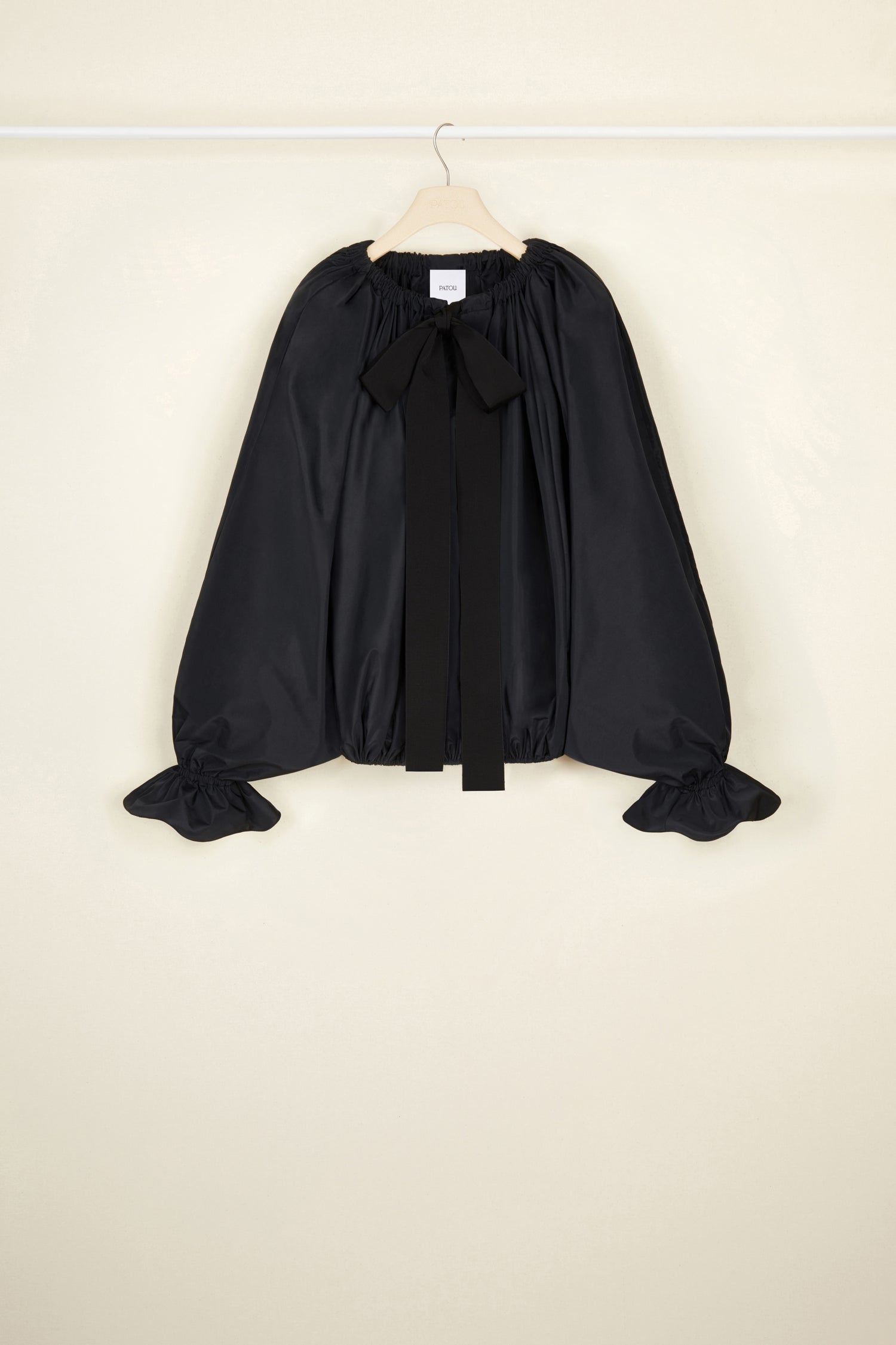 Patou - Haut à manches bouffantes en faille recyclée - Black - Encolure fermée ou épaules dénudées ? Chez Patou on veut tout !Haut en faille recyclée noire. Silhouette volumineuse. Col à coulisse avec détail de fronce et gros-grain. Manches chauve-souris resserrées aux poignets. Taille élastiquée.