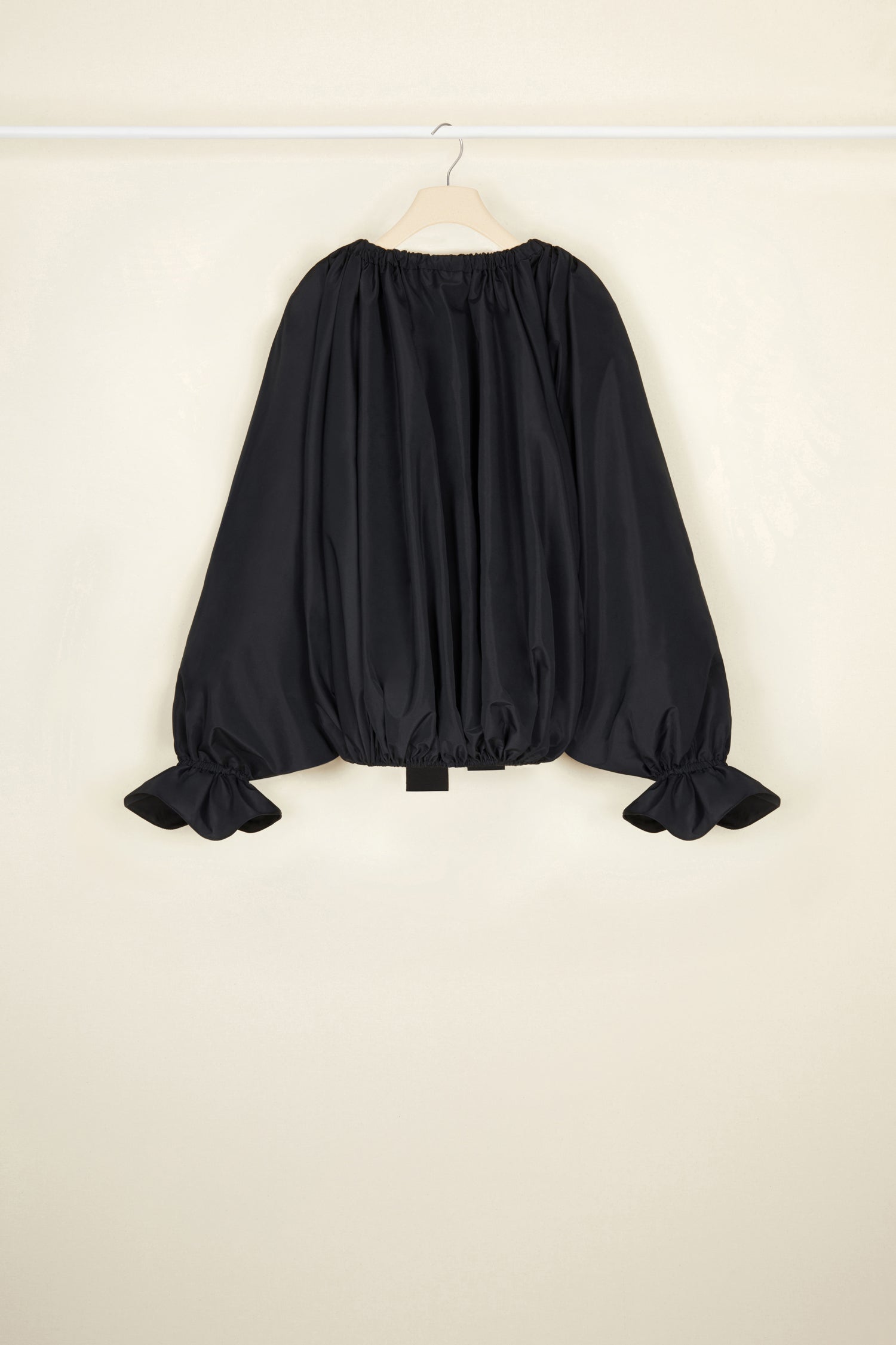 Patou - Haut à manches bouffantes en faille recyclée - Black - Encolure fermée ou épaules dénudées ? Chez Patou on veut tout !Haut en faille recyclée noire. Silhouette volumineuse. Col à coulisse avec détail de fronce et gros-grain. Manches chauve-souris resserrées aux poignets. Taille élastiquée.