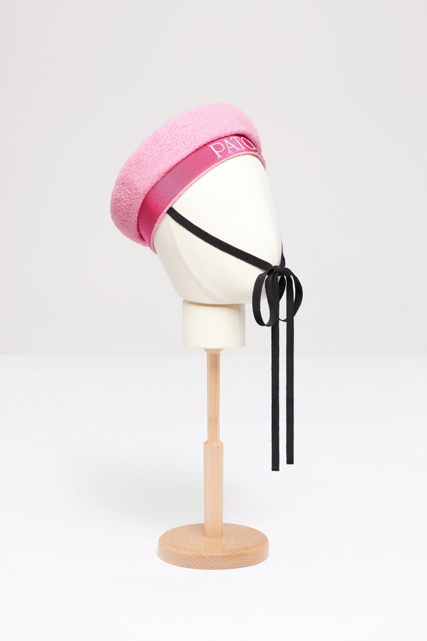 Patou - コットン混ツイード製セーラーハット - Begonia Pink - ひとつのセーラーハットを超えた新しいパトゥのシグネチャー。ベゴニアピンクのオーガニックコットン混ツイード製のハット。セーラースタイルのデザイン。同系色のグログランブリムにパトゥの刺しゅうロゴ。ブラックタイは、あごの下で結ぶことができます。サイズS : 53 cmサイズL : 57 cm