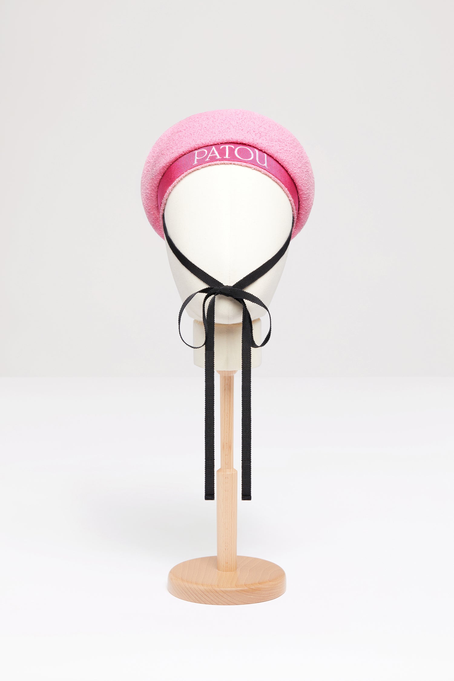 Patou - コットン混ツイード製セーラーハット - Begonia Pink - ひとつのセーラーハットを超えた新しいパトゥのシグネチャー。ベゴニアピンクのオーガニックコットン混ツイード製のハット。セーラースタイルのデザイン。同系色のグログランブリムにパトゥの刺しゅうロゴ。ブラックタイは、あごの下で結ぶことができます。サイズS : 53 cmサイズL : 57 cm
