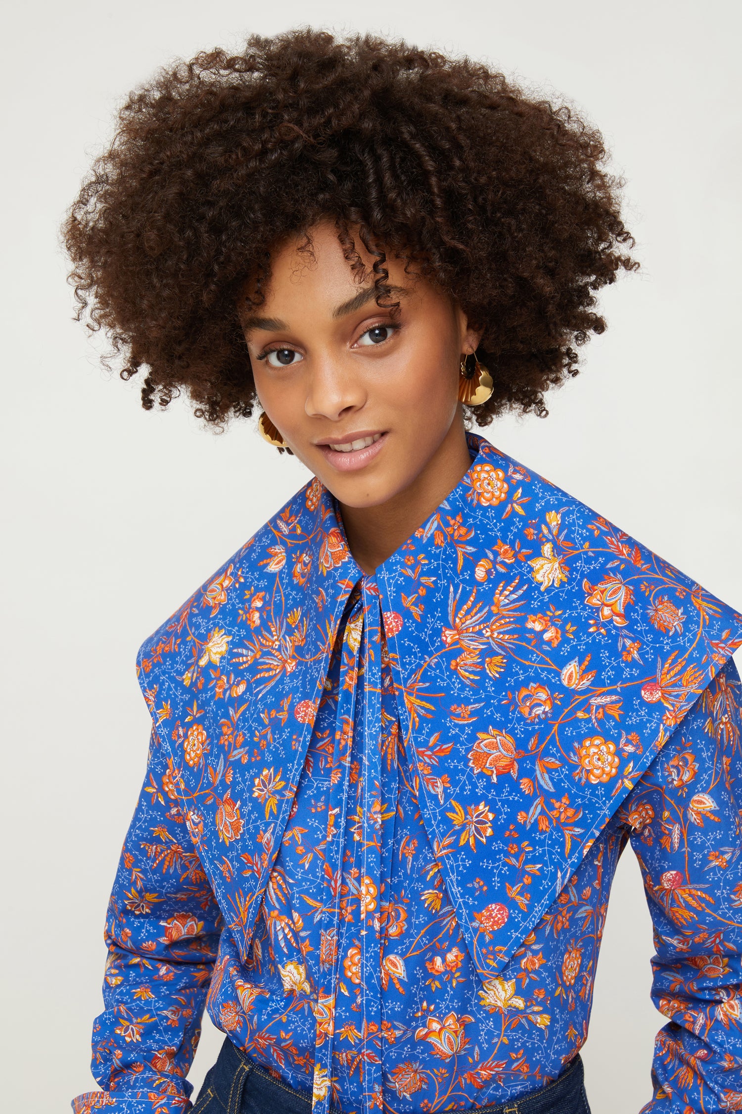 Patou - Printed collar in organic poplin - Citrus Summer Indienne - The summer finishing touch, a perfect Patou introduction.Organic cotton poplin collar featuring the signature Indiennes floral pattern in a new summery palette with citrus sea colours. White embroidered Patou label at the back. Fastens via long ties at the front.