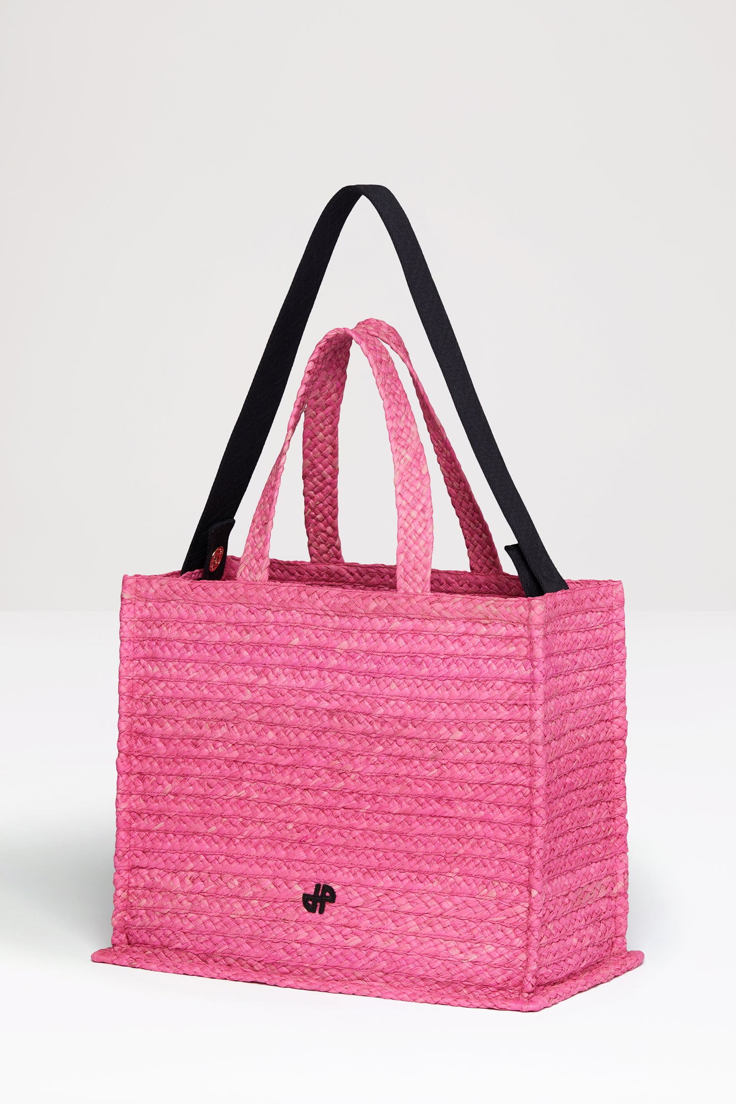 Patou - Cestino JP piccolo in rafia - Begonia Pink - Un classico estivo si veste di un segno distintivo. Cestino in rafia rosa begonia. Monogramma JP nero. Tracolla nera con logo JP e due bottoni oro incisi Patou. Doppio manico. Può essere portato a mano o in spalla.