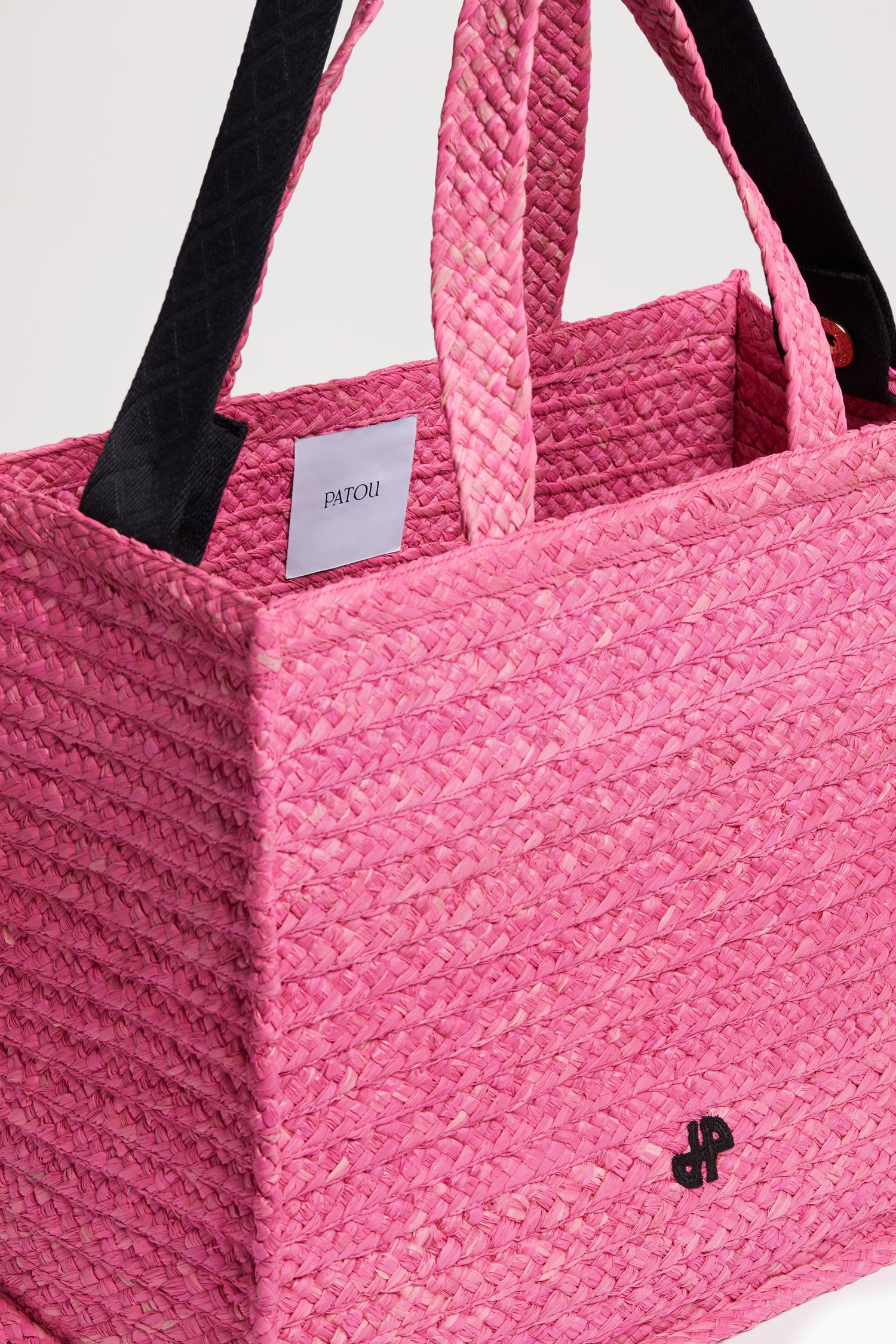 Patou - Cestino JP piccolo in rafia - Begonia Pink - Un classico estivo si veste di un segno distintivo. Cestino in rafia rosa begonia. Monogramma JP nero. Tracolla nera con logo JP e due bottoni oro incisi Patou. Doppio manico. Può essere portato a mano o in spalla.