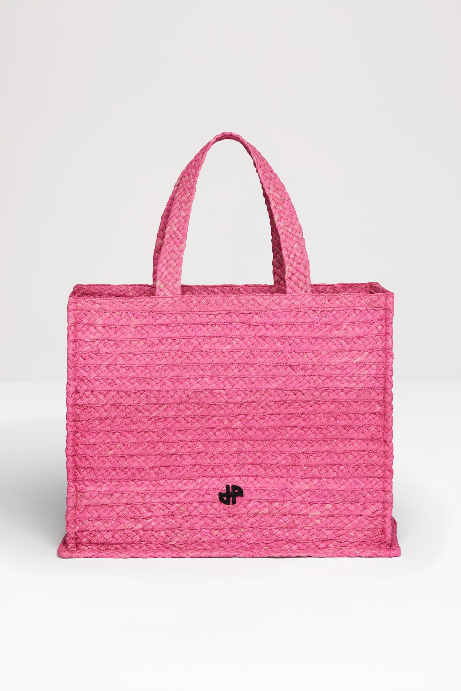 Patou - Cestino JP piccolo in rafia - Begonia Pink - Un classico estivo si veste di un segno distintivo. Cestino in rafia rosa begonia. Monogramma JP nero. Tracolla nera con logo JP e due bottoni oro incisi Patou. Doppio manico. Può essere portato a mano o in spalla.