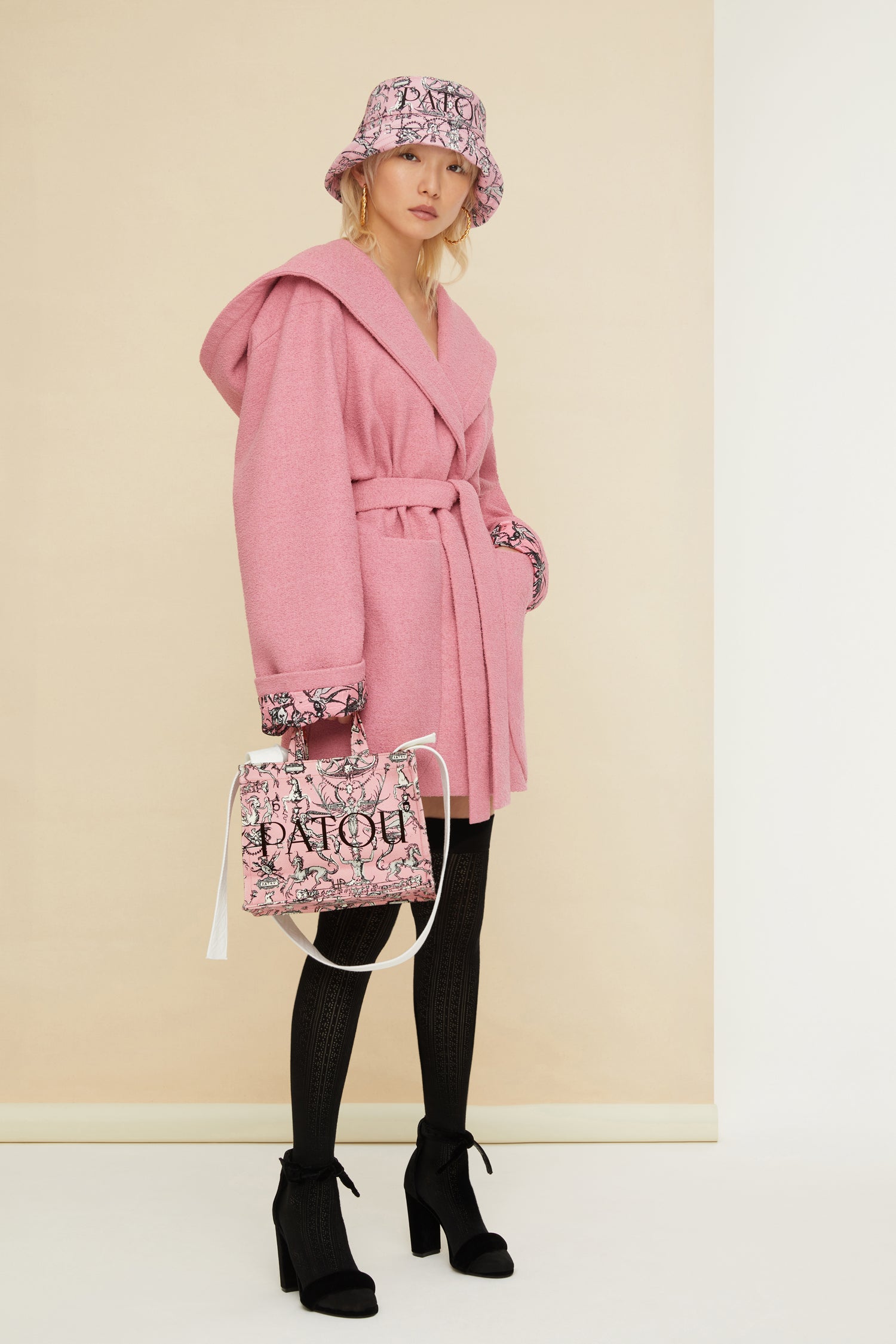 Patou - Small Patou canvas tote in printed organic cotton - Pink Fairy Tales - A tale of organic canvas and magical prints.Pink organic cotton tote. “Stories and Tales” seasonal print. Patou lettering logo and JP monogram in black. White embossed shoulder strap with gold button on one side and adjustable knot on the other side. Two tone-on-tone top handles. Can be carried by hand or on the shoulder.